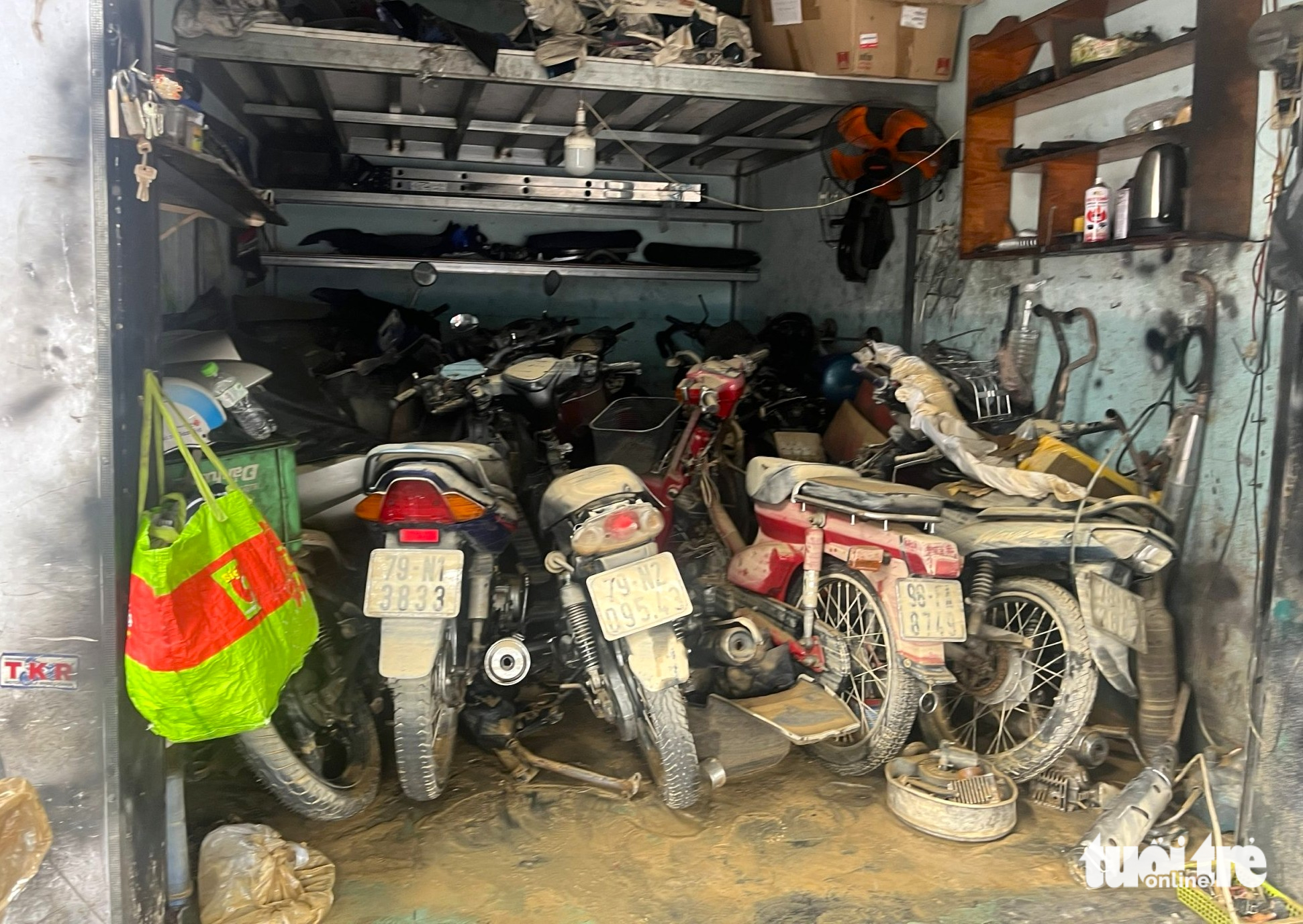 庆和省的学校在历史性洪水后一片狼藉，部队共同参与清理