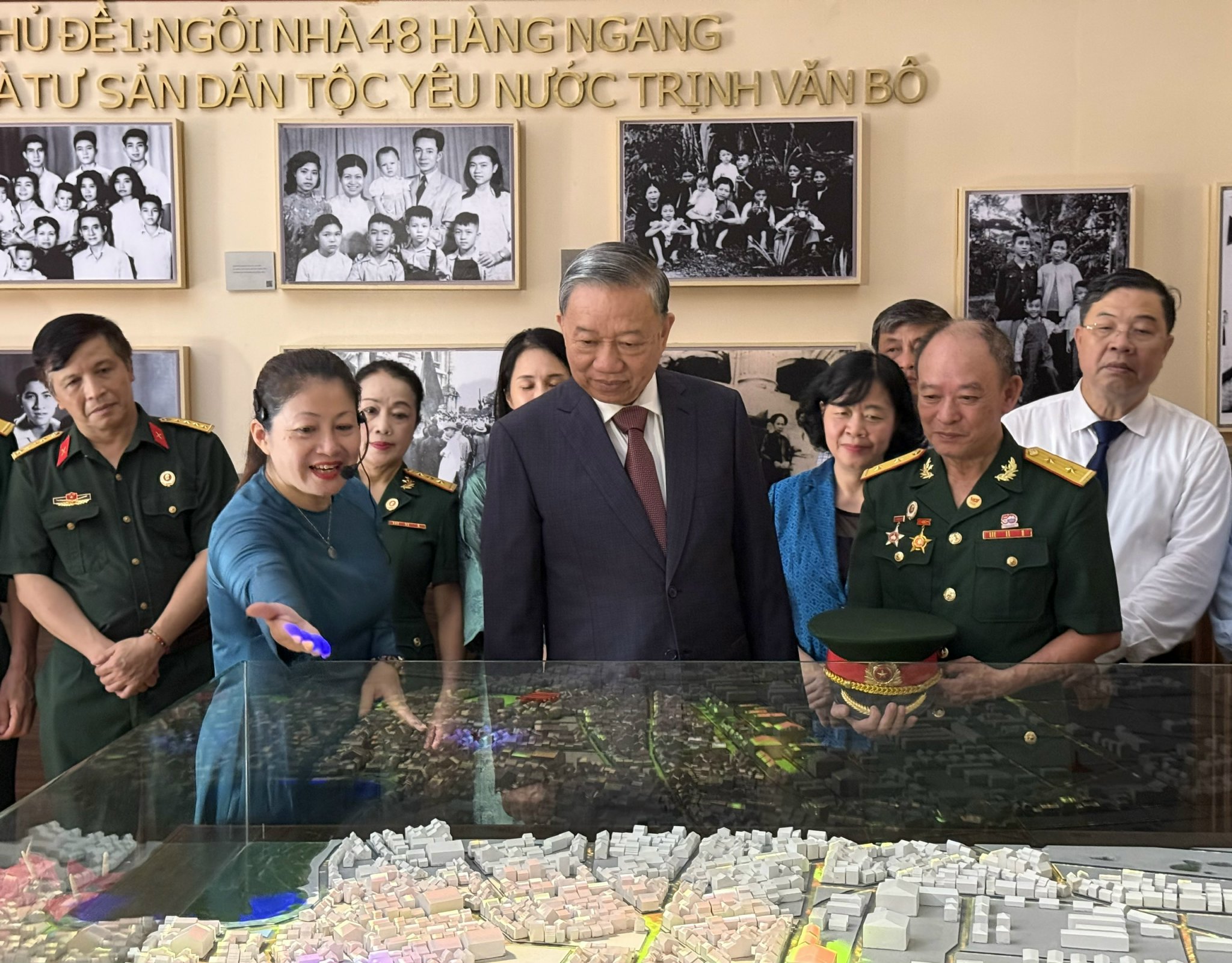 总书记苏林在胡志明主席撰写独立宣言的地方敬香缅怀