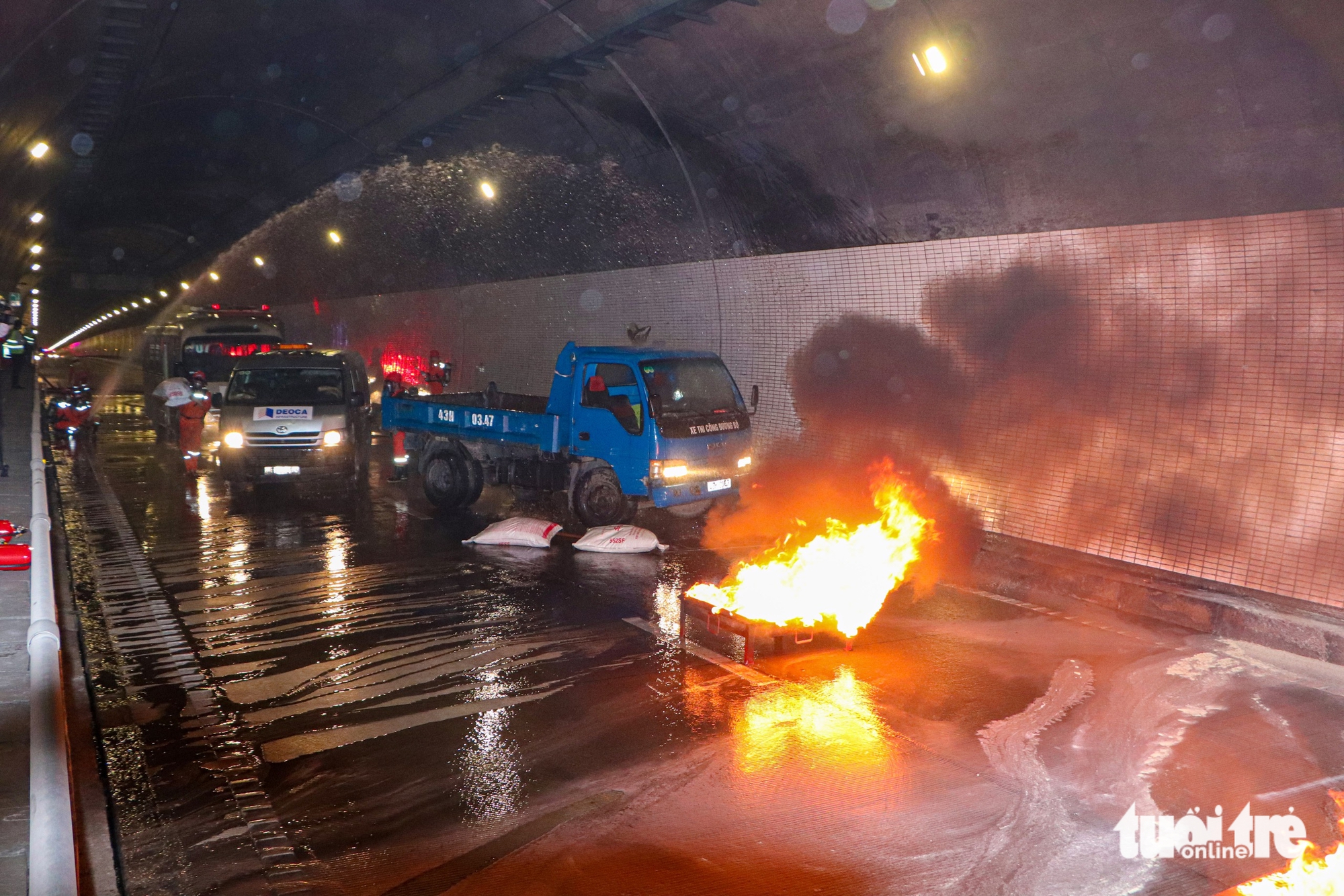 在海云隧道被困并发生大火时该怎么办？