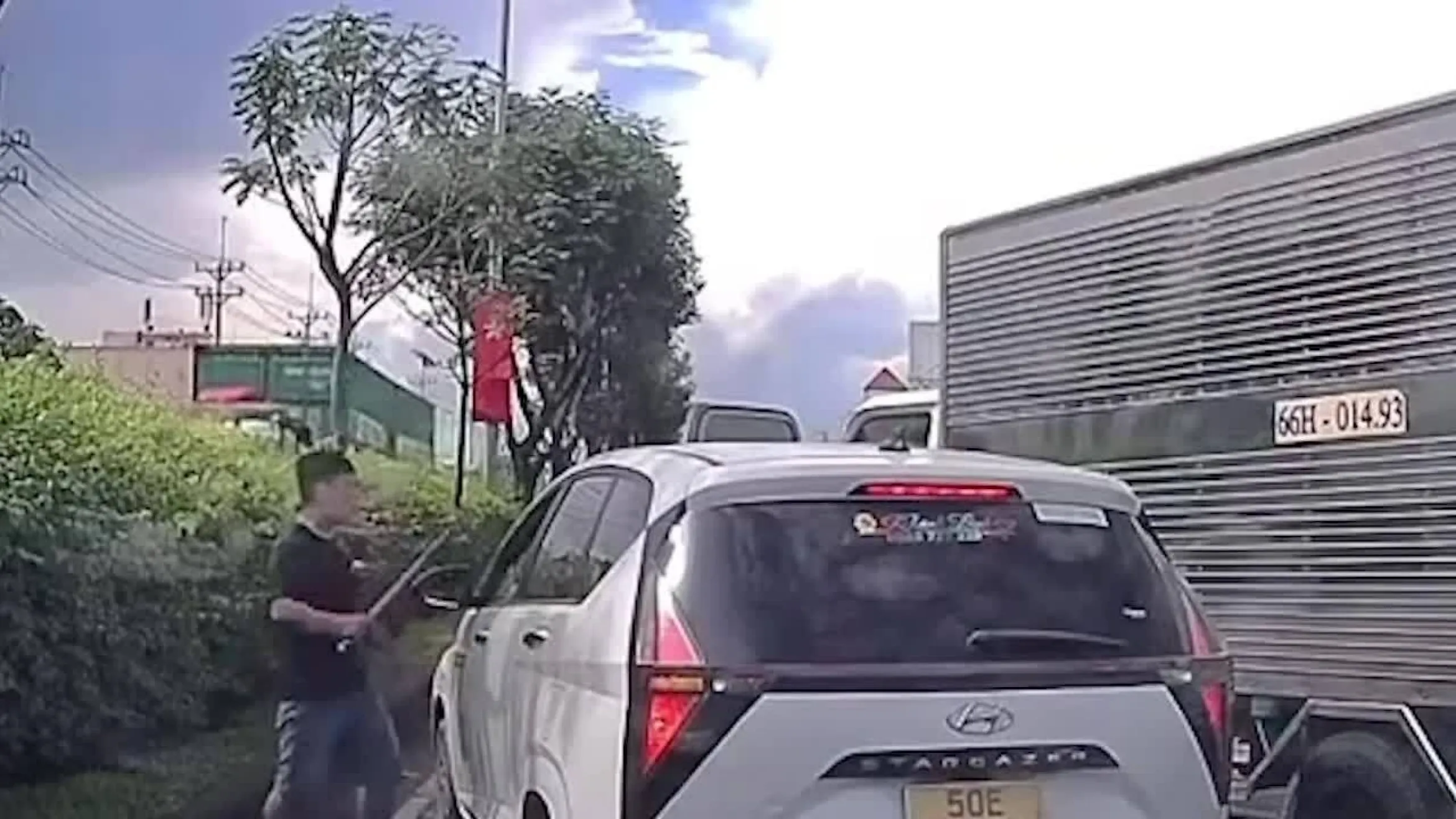 胡志明市发生冲突后司机追车砸窗