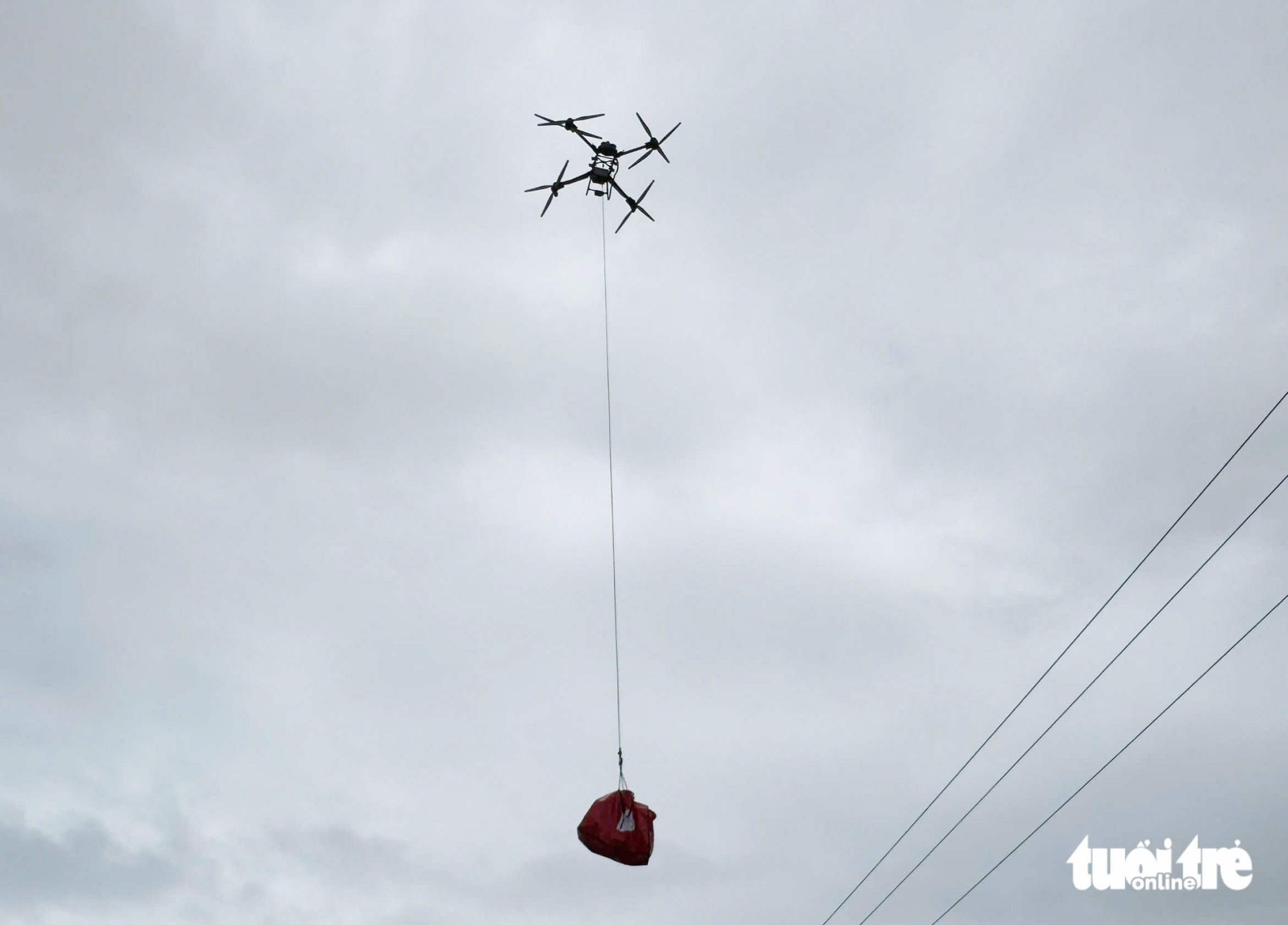 无人机运送救援物资到洪水中心区,令人耳目一新