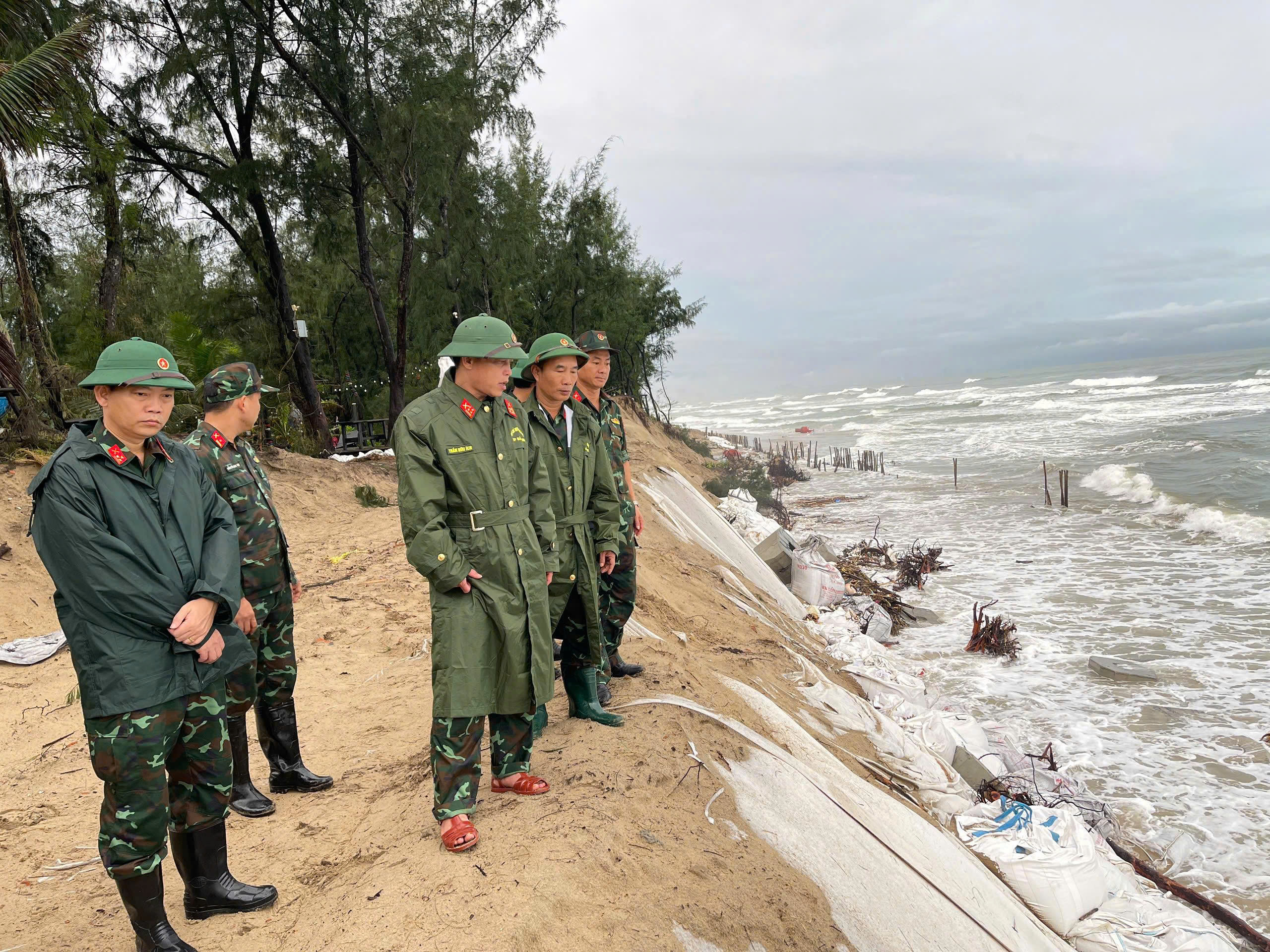 山体滑坡威胁顺化河沿岸500户居民，岘港要求增派第315师部队紧急加固