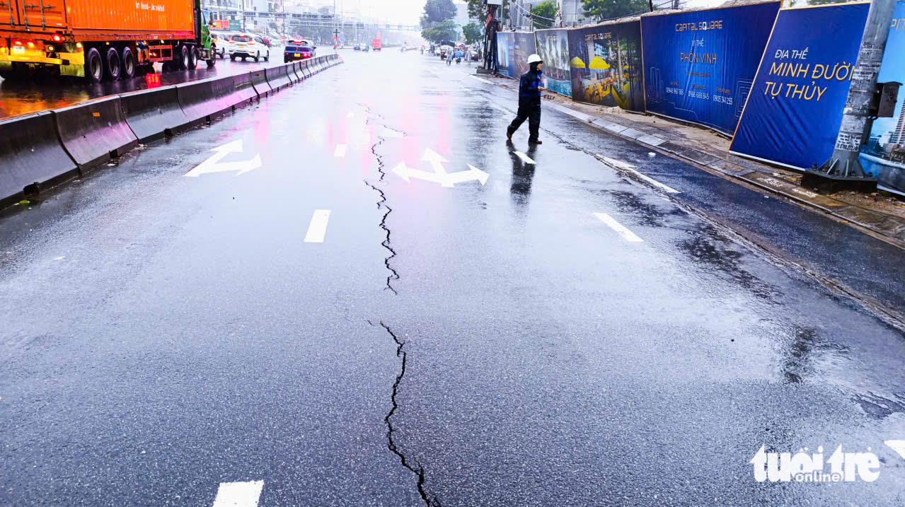 “死亡之坑”吞噬两辆汽车事件：要求Capital Square 3投资方停止在滑坡区域施工