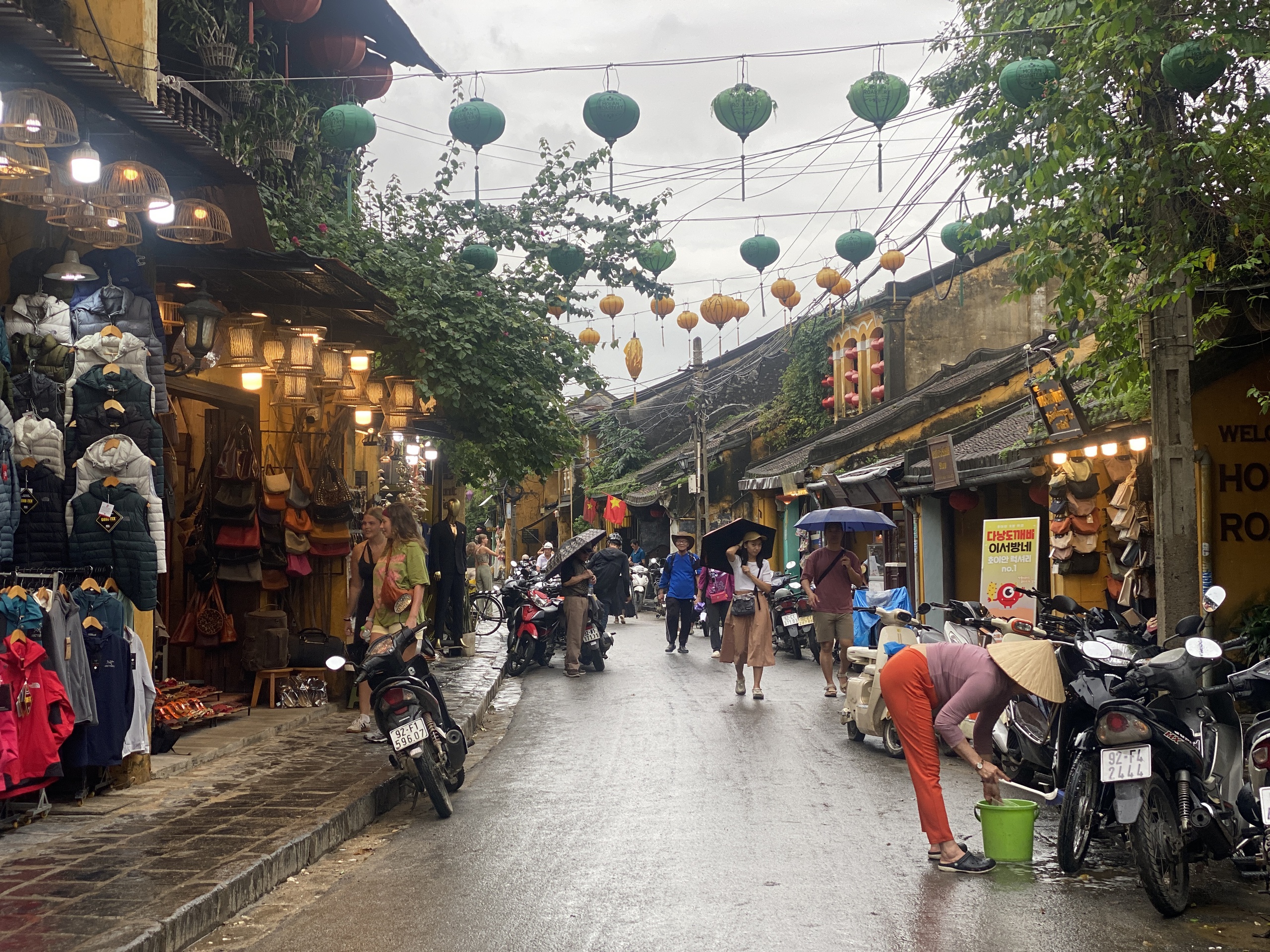 昨天还泥泞不堪，今天会安古镇已亮灯迎客