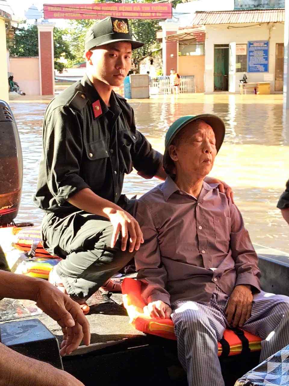 洪水逐渐退去，留下满目疮痍和担忧