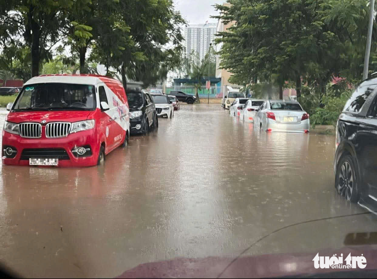 河内第五号台风整夜大雨，多条道路深积水，交通瘫痪