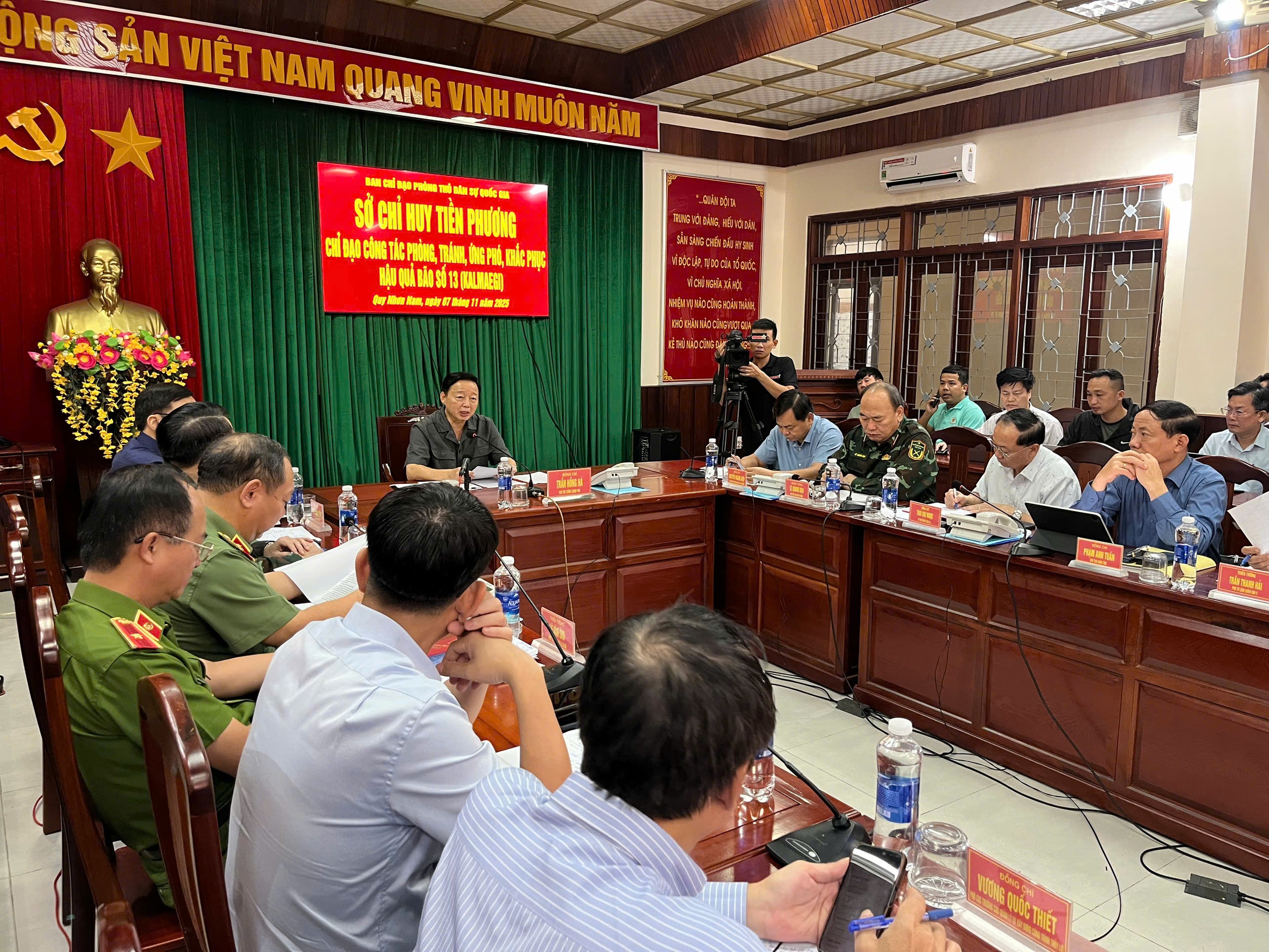 台风卡尔梅吉导致嘉莱省数千房屋倒塌和屋顶掀翻，大面积停电