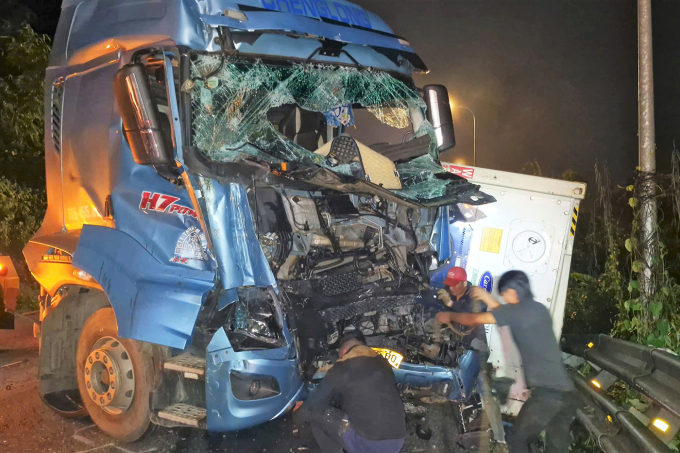 在保禄山口事故后救出被困驾驶室内的司机