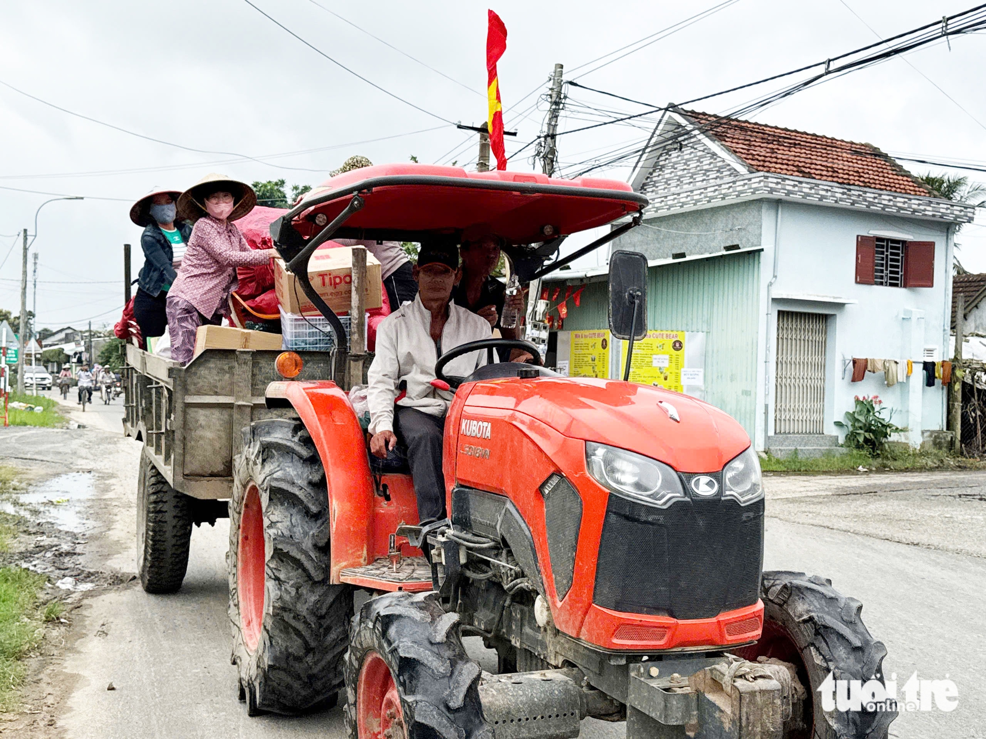 天先生和10名妇女在Hòa Thịnh洪水中心区的拖拉机补给队