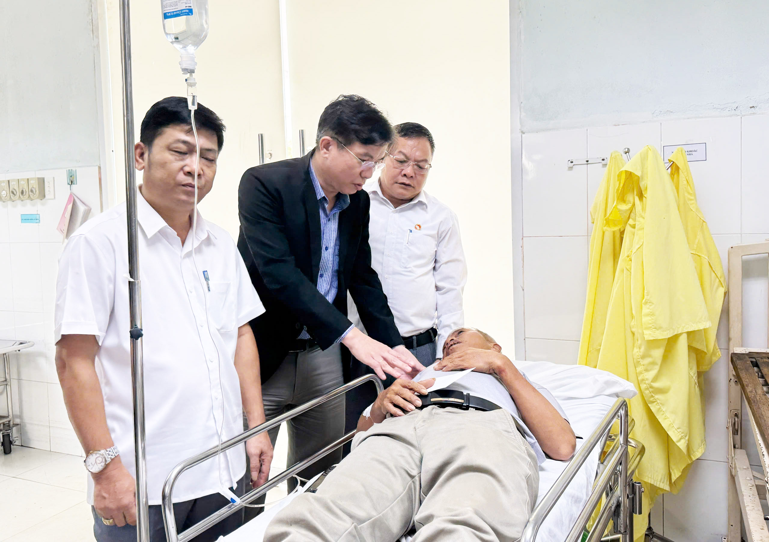 岘港高速公路上客车与牵引车事故中幸存者的叙述