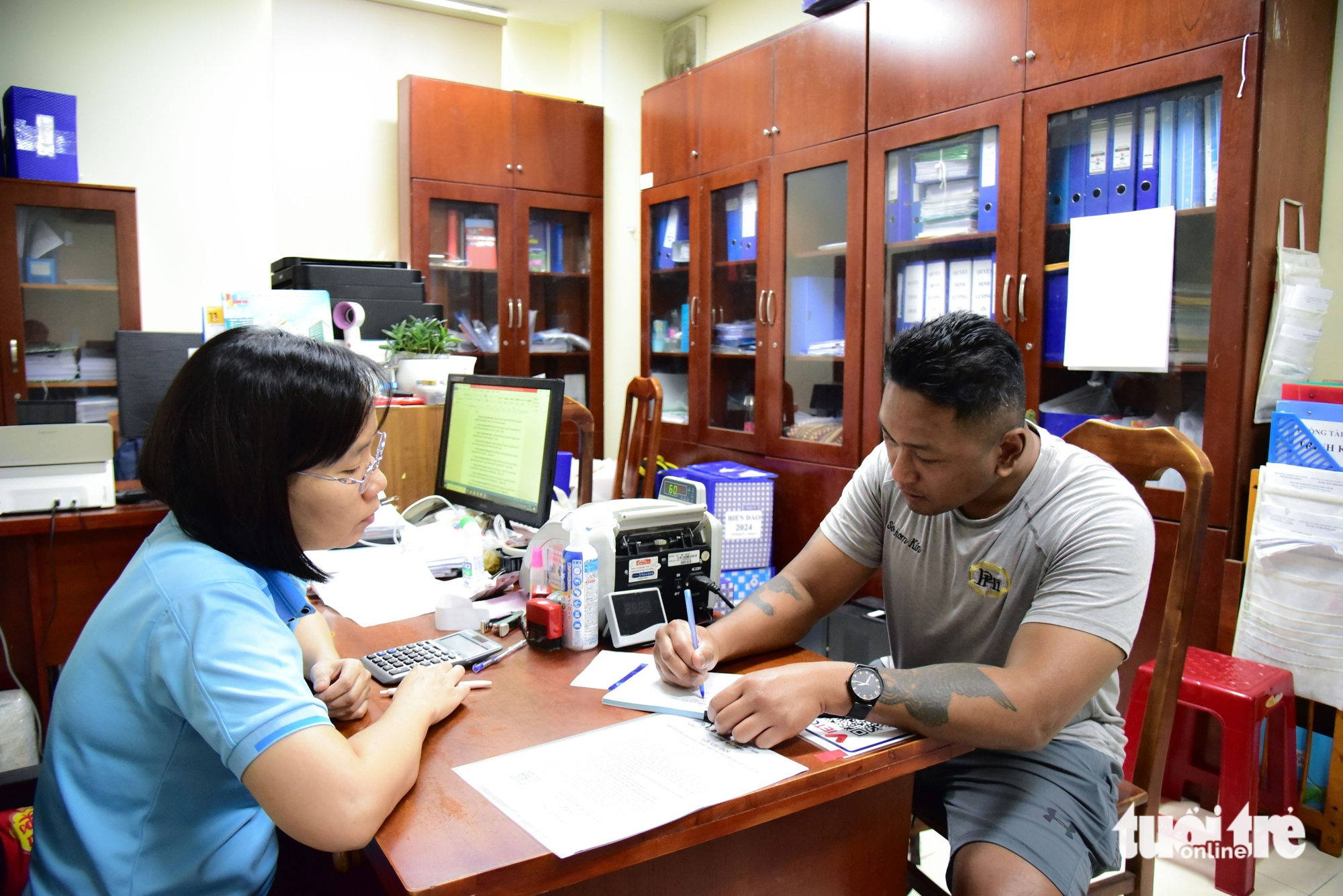 首次来越南参加朋友婚礼，游客顺路支持洪水灾民