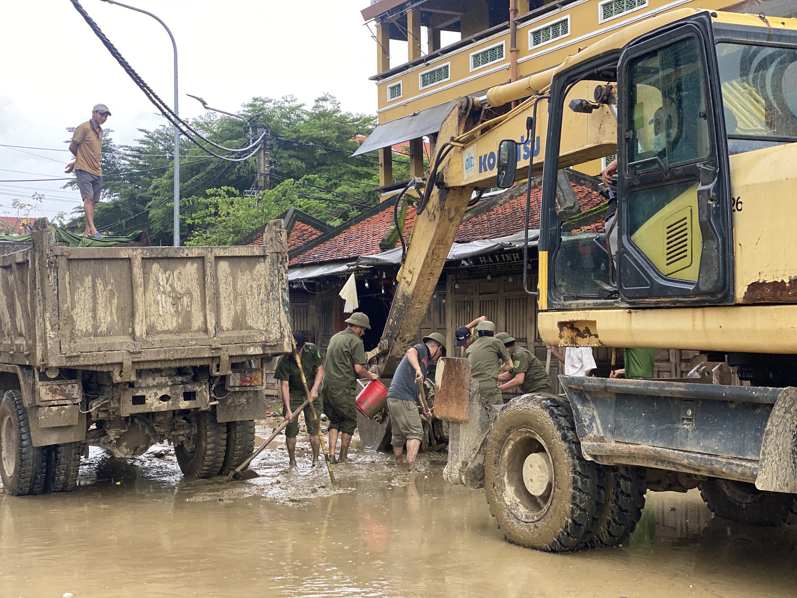昨天还泥泞不堪，今天会安古镇已亮灯迎客