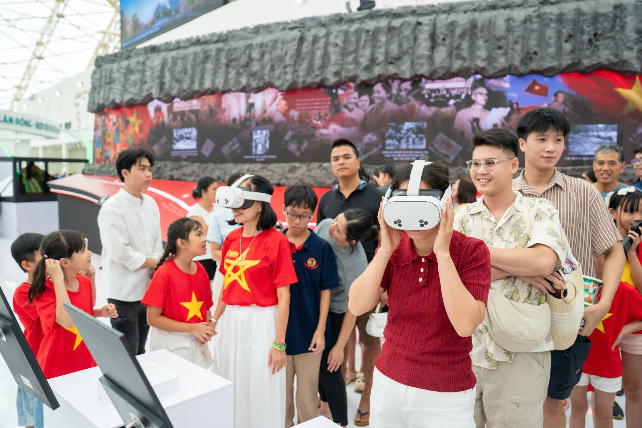 胡志明市展区在国家成就展上吸引游客