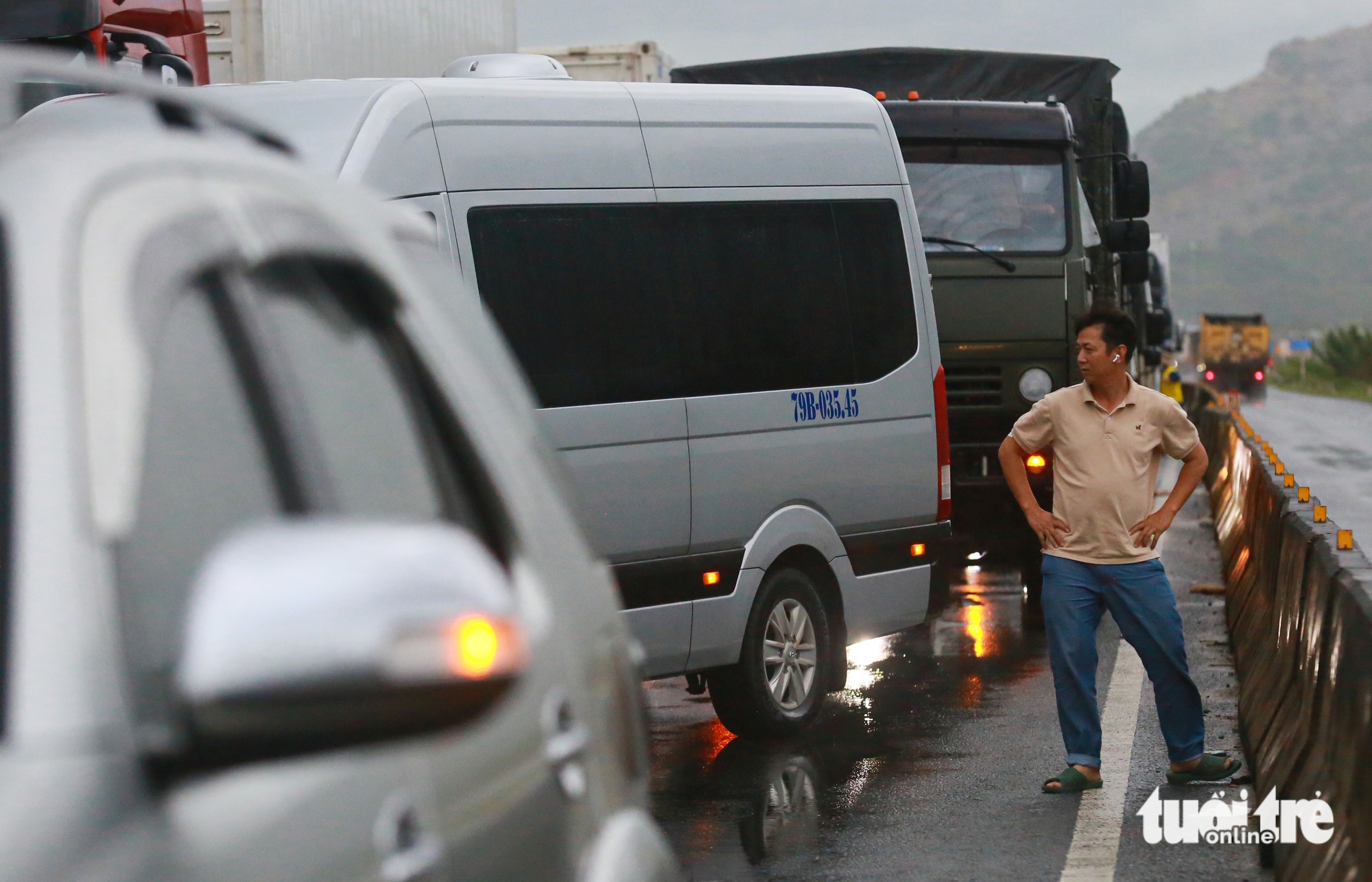 国道1号线上从庆和省前往富安旧方向的30公里交通堵塞开始缓解