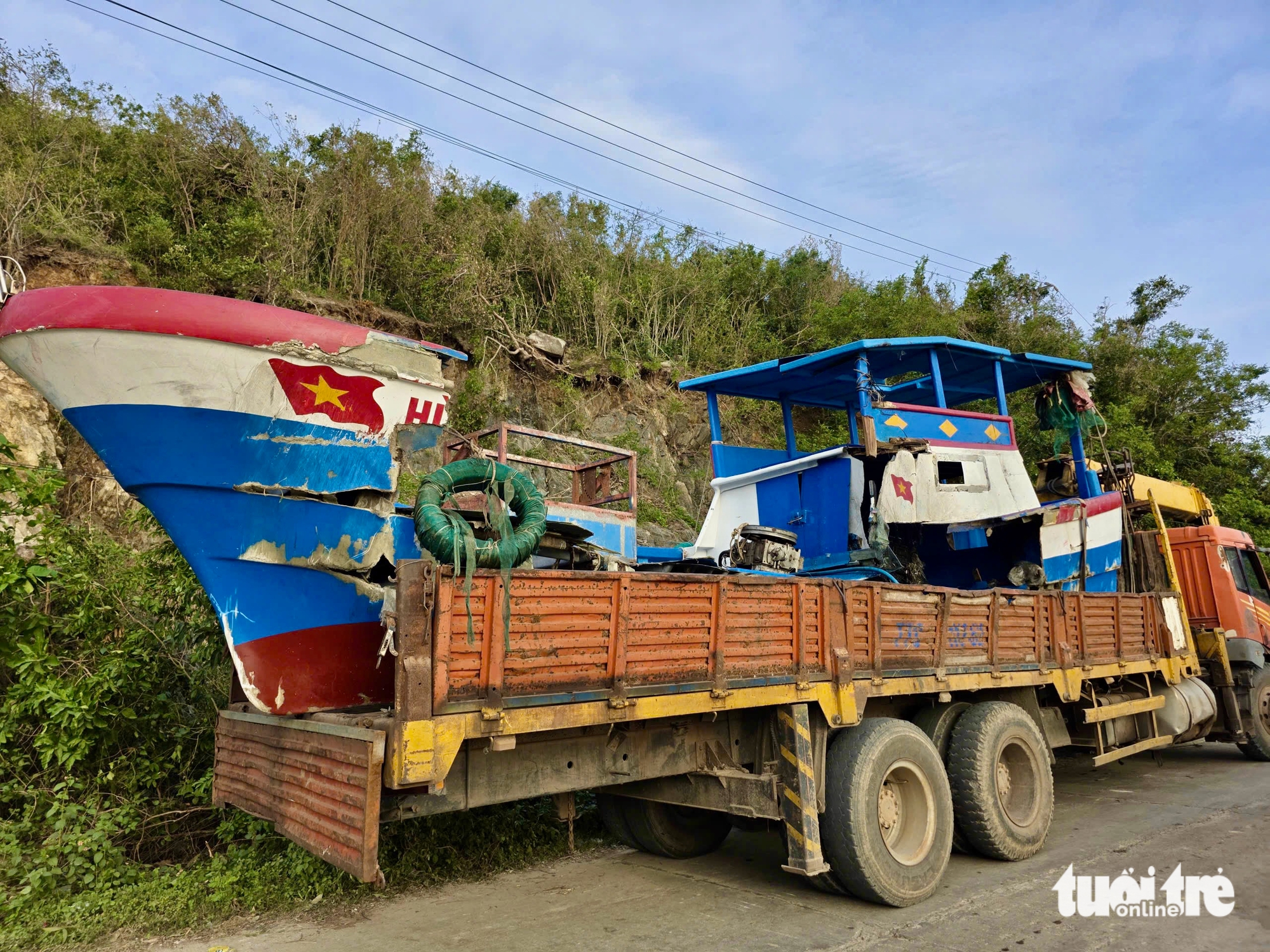 养殖户含泪看着13号台风后池塘鱼群死亡