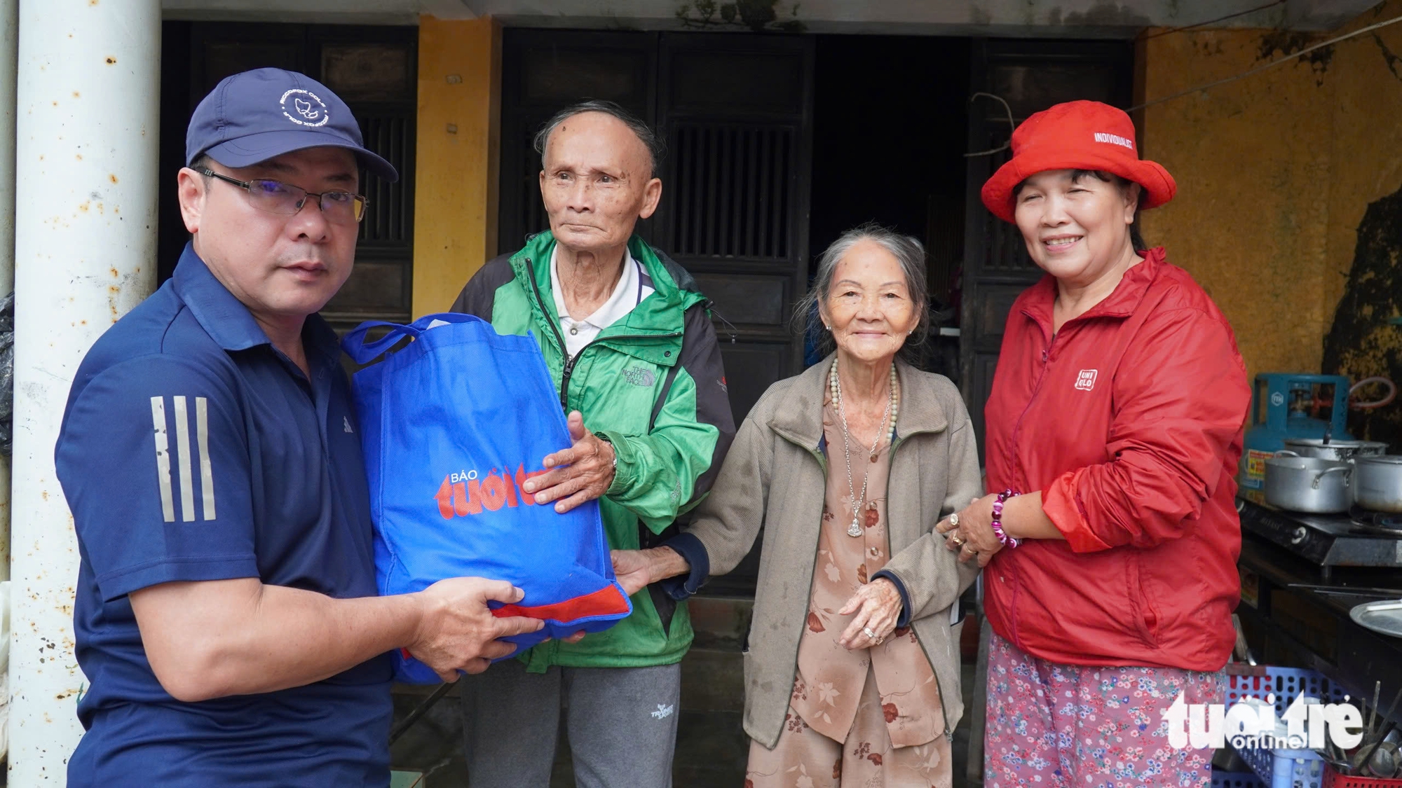 顺化洪水区居民：'收到青年报的必需品，感到无比温暖'