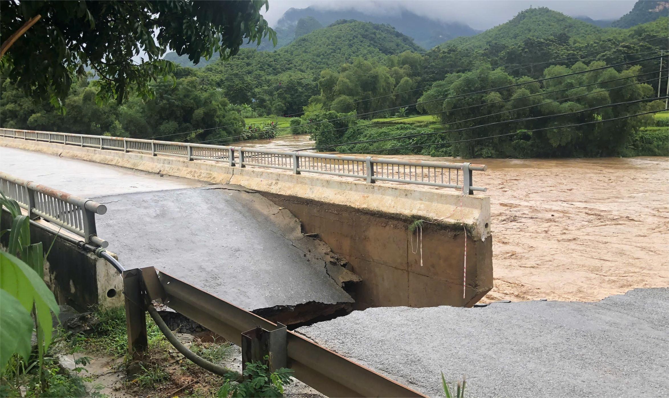 暴雨洪水因台风摧毁了清化省16号国道上桥的道路
