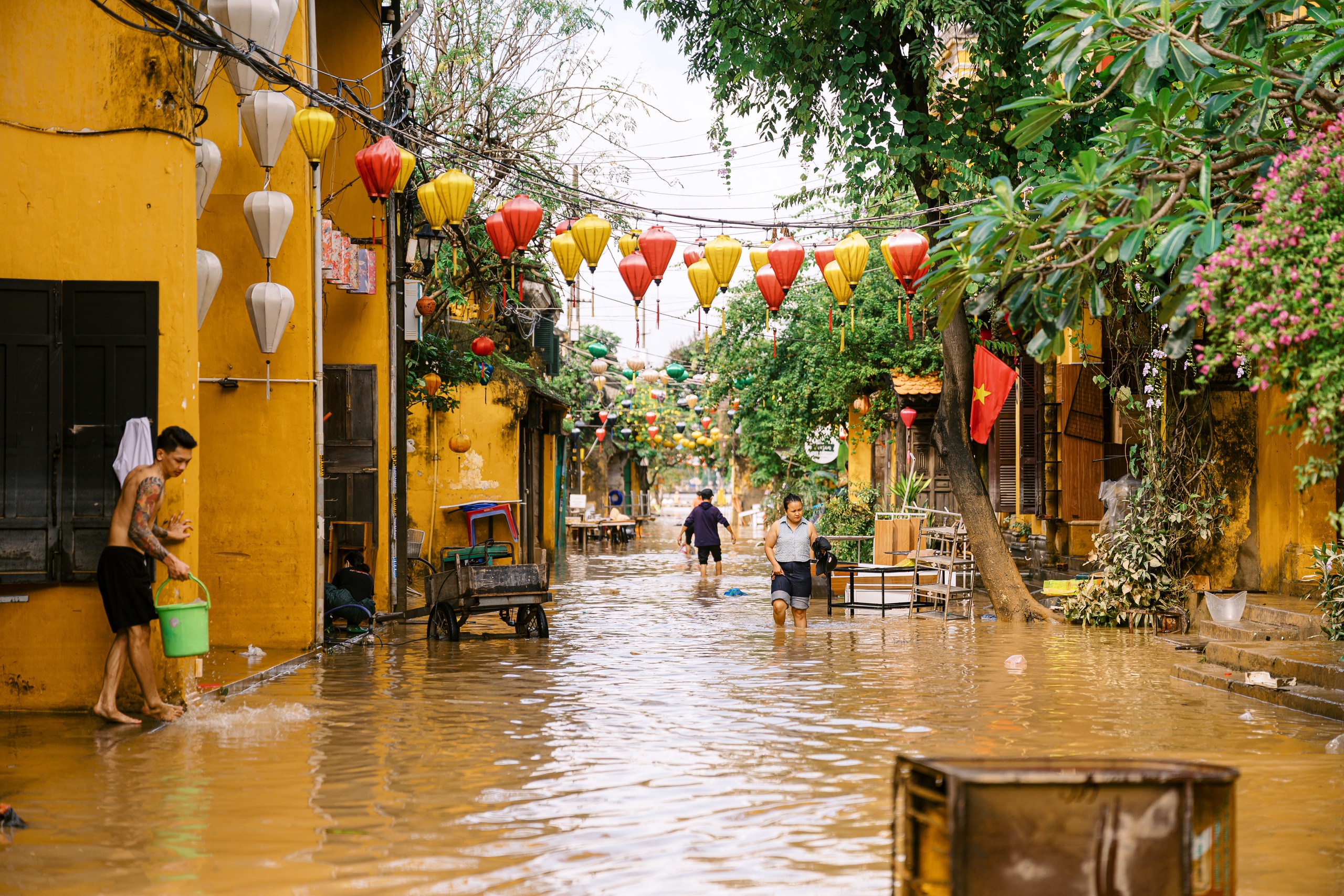 会安居民用油漆标记新洪水记录，自1964年辰年大灾难以来