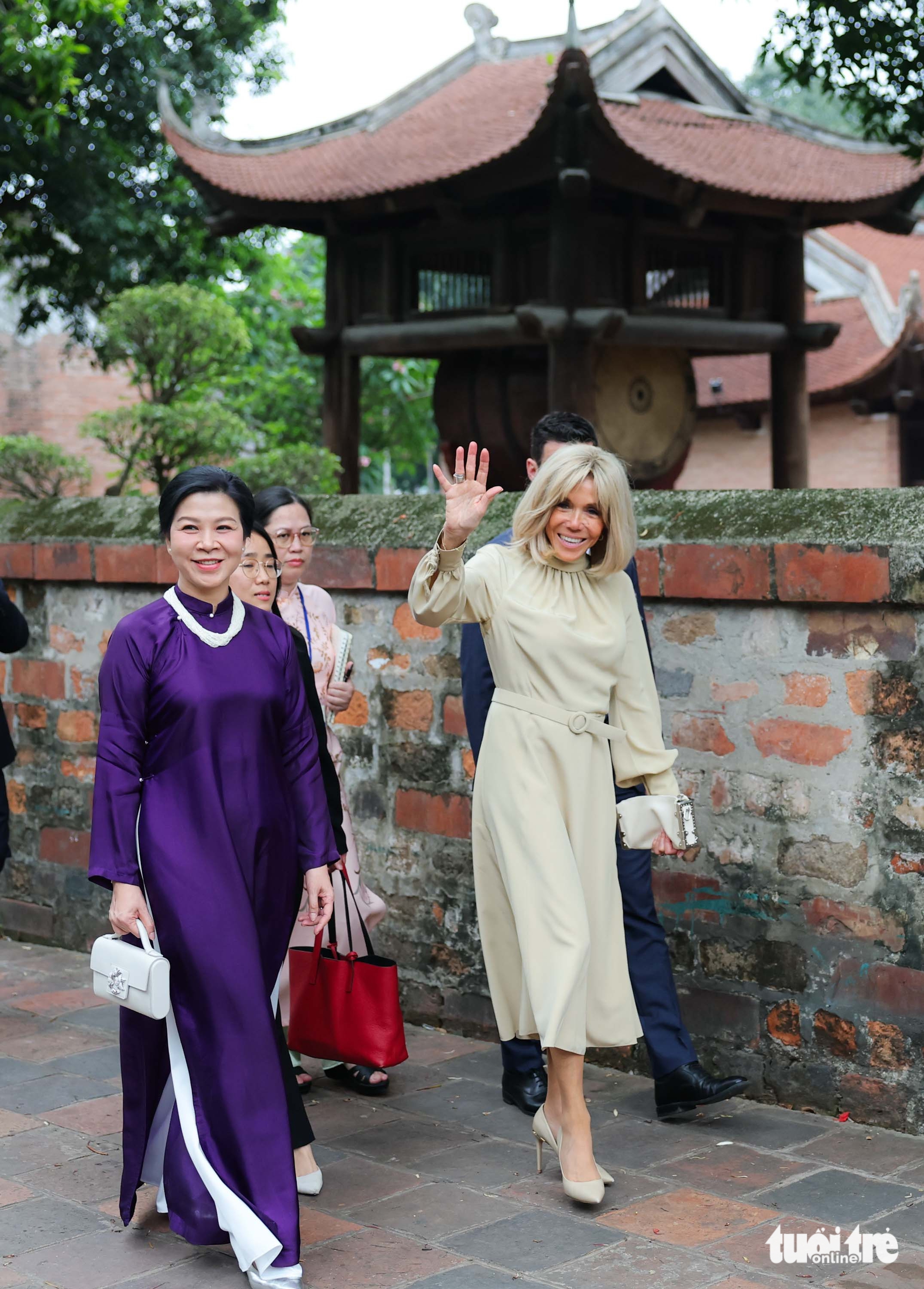 总书记夫人与法国总统夫人参观越南美术博物馆