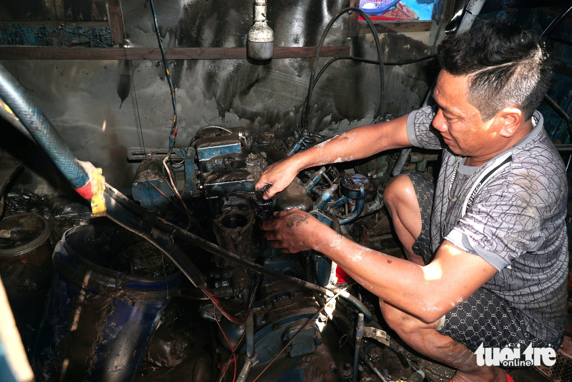 渔民在连香海口打捞沉没渔船后心痛不已