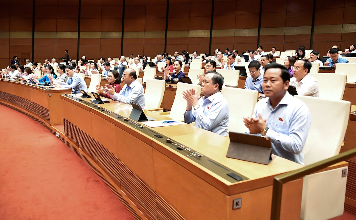 全国公立学校学生正式免学费，私立学校学生获得支持