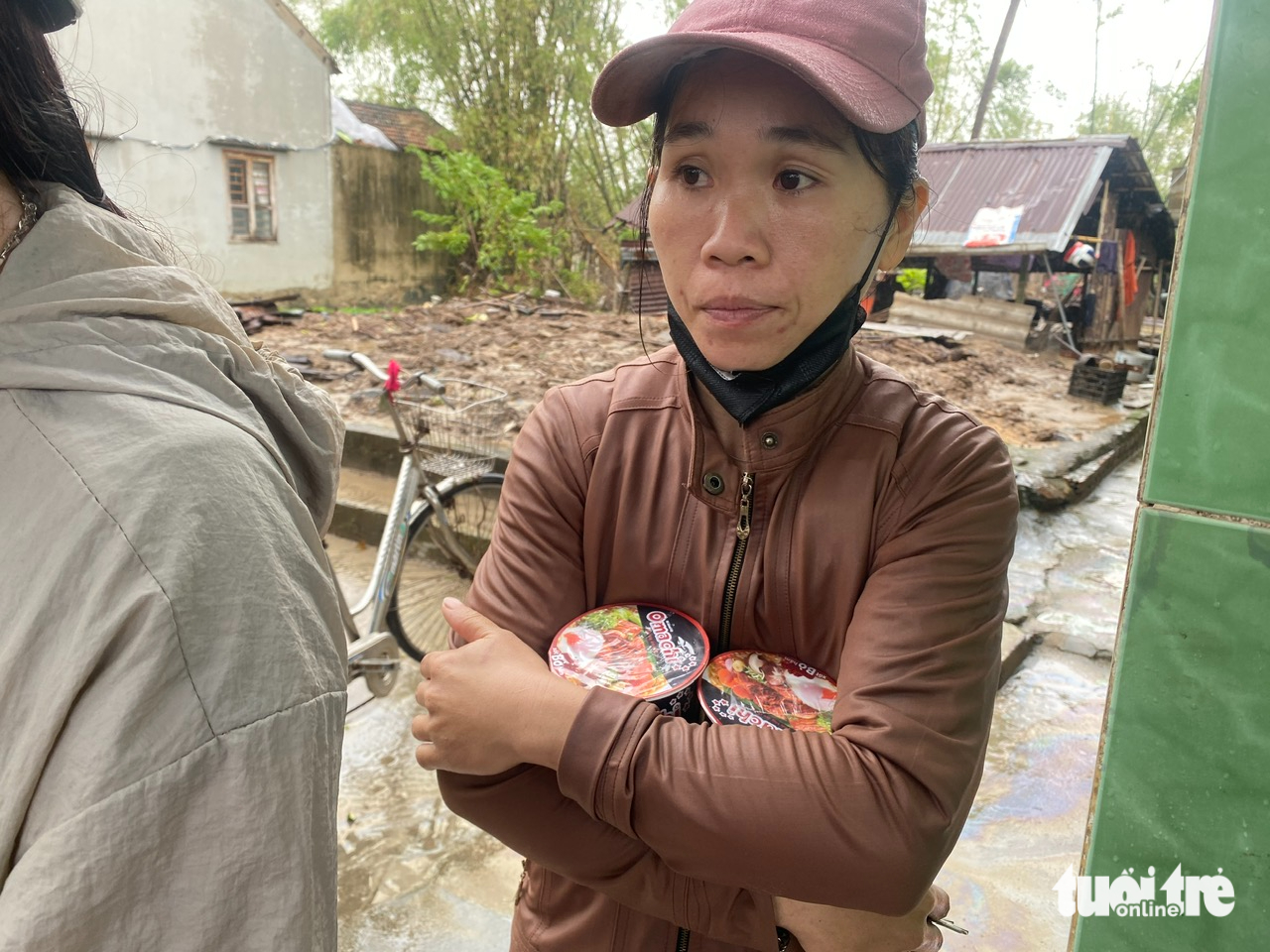 洪水肆虐地区居民伴着雨水和泪水的简单餐食
