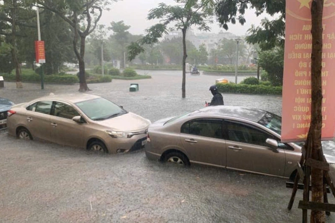 海防市在4小时降雨后大面积积水