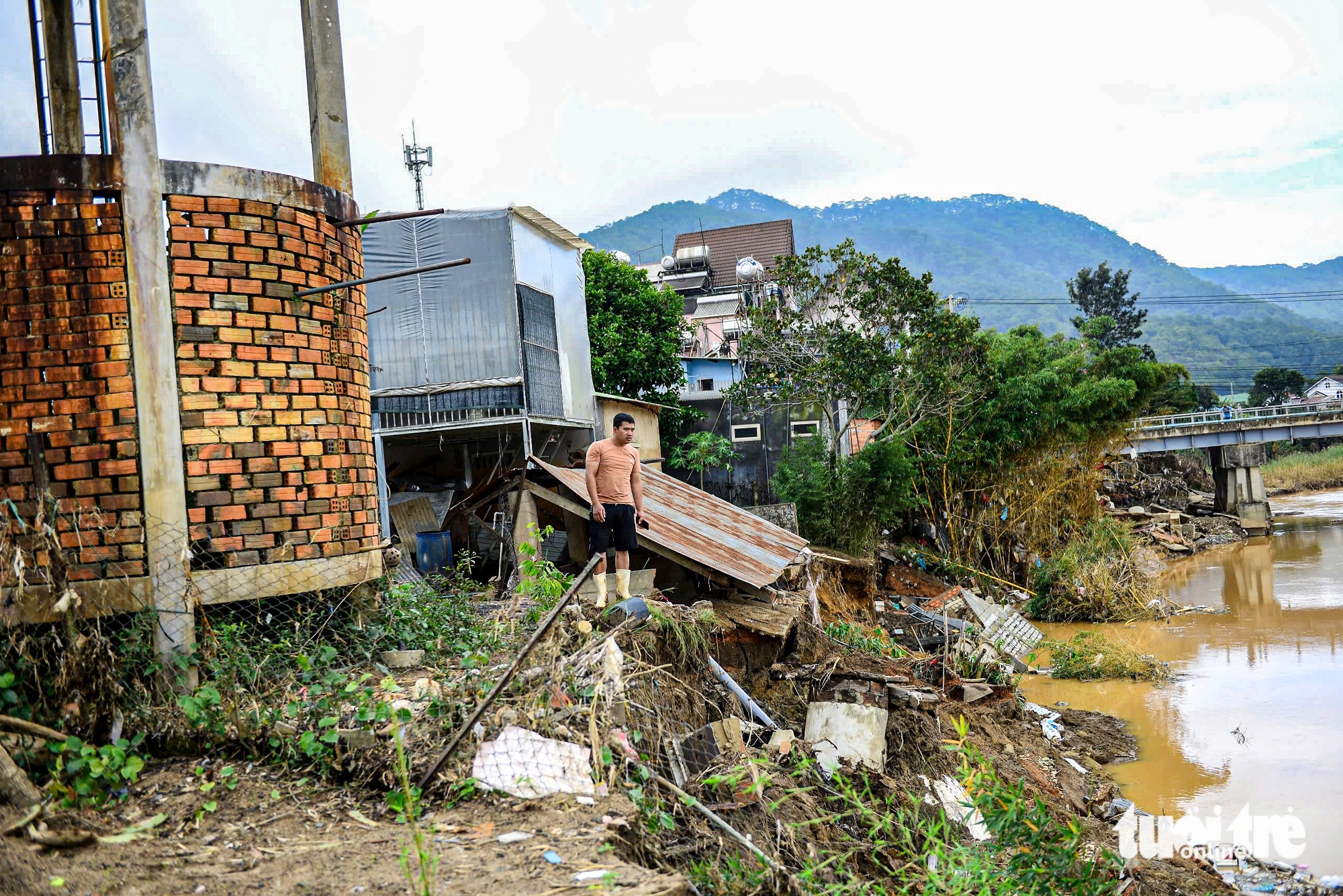 洪水过后，达尼姆许多民房濒临倒塌入河