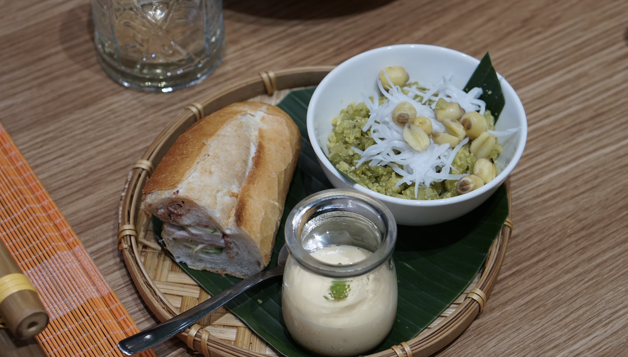 西方游客蜂拥至胡志明市学习制作鸡蛋咖啡