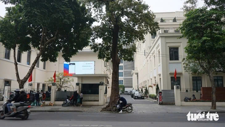 围绕还剑湖的‘钻石’土地上许多机构正在搬迁总部以建设公园