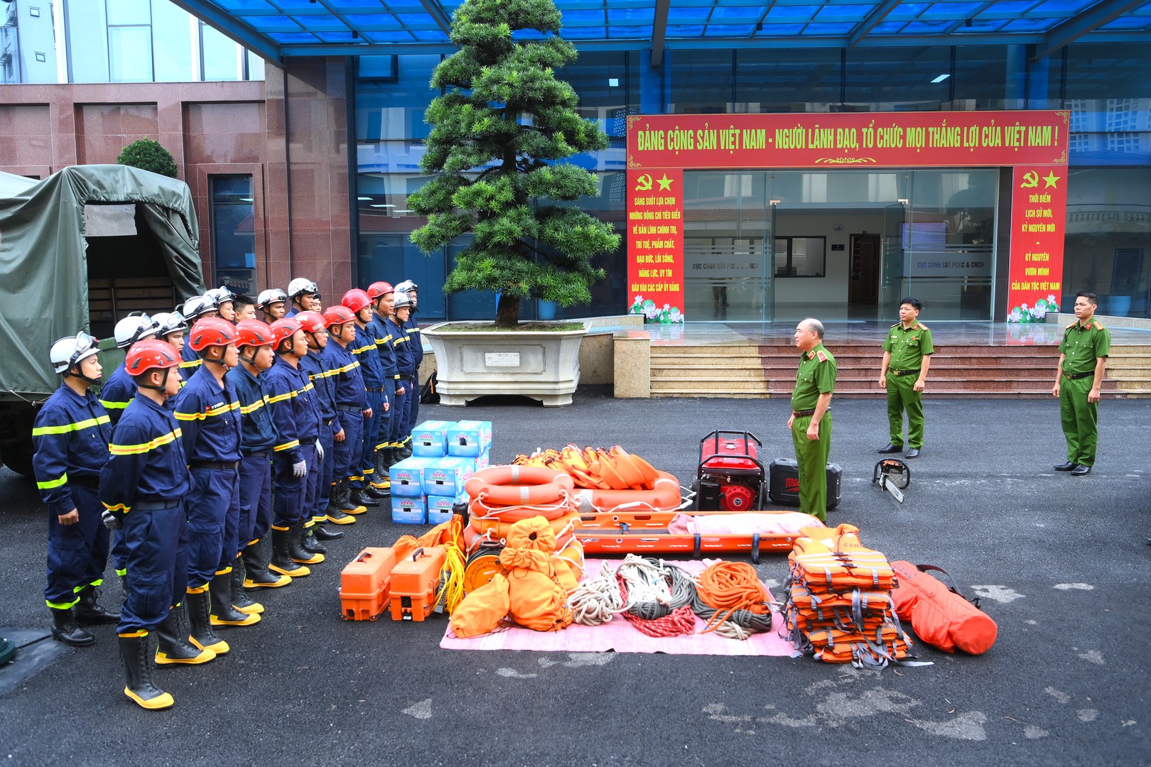 救援警察派遣力量到宣光，搜寻因山体滑坡失踪的4名受害者