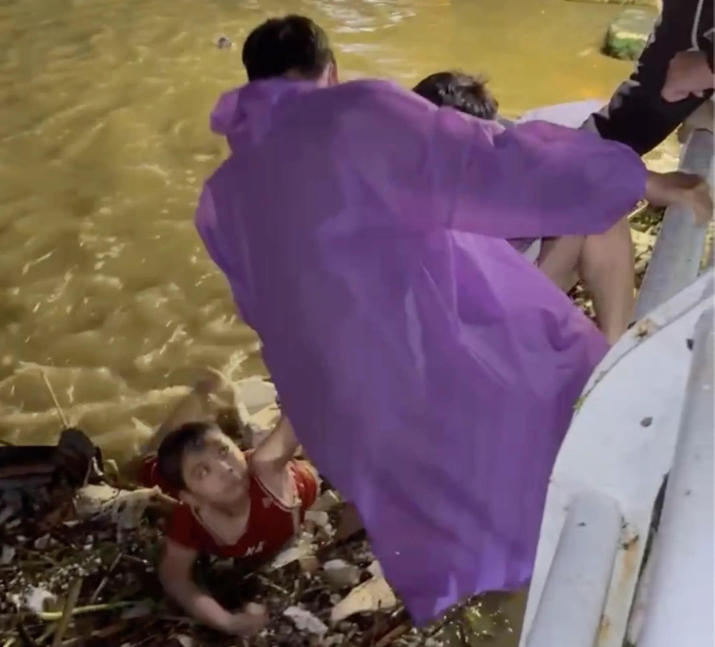 夜间在汉江中救起漂流男孩