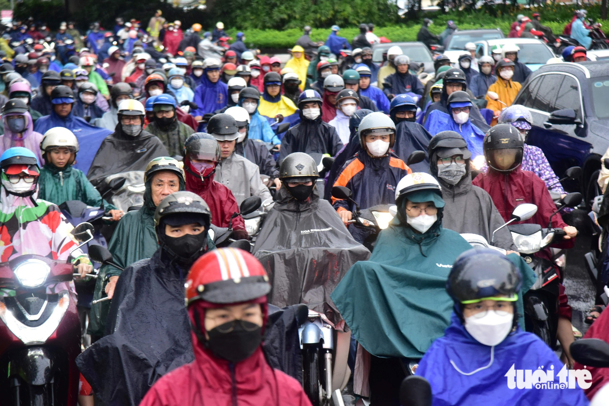 胡志明市数千市民冒雨，一点点挪动上学、上班