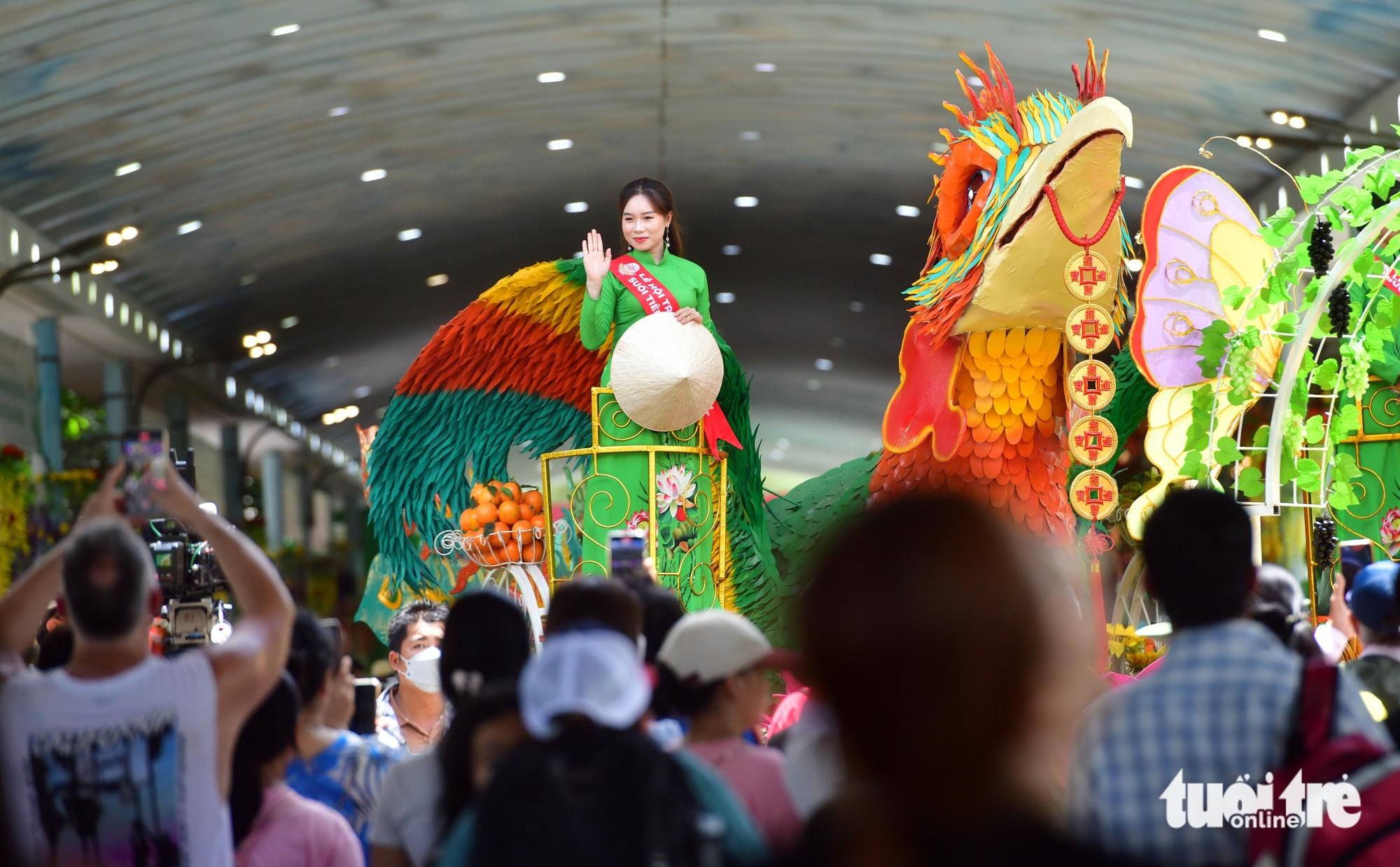 2025年南部水果节汇聚数百种特色水果，6月1日即吸引大量游客