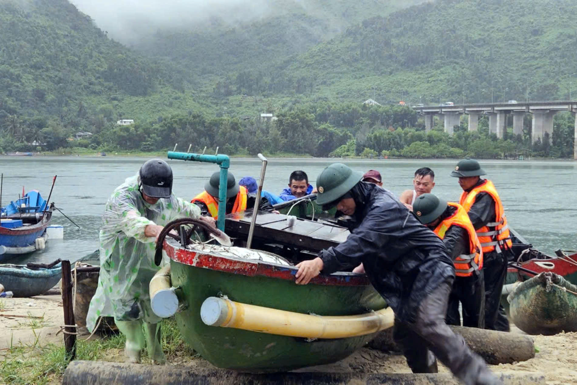抗击Bualoi台风：河静省禁止出海，开始疏散居民；29,000名士兵待命出发
