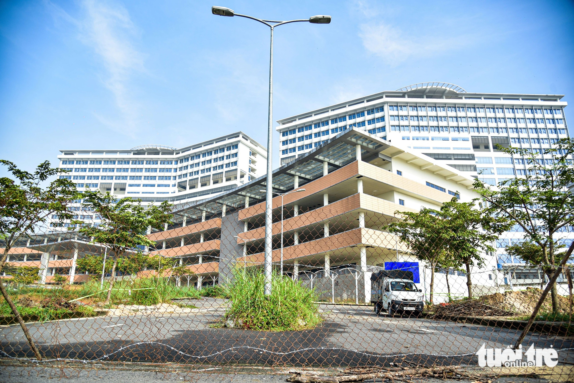 胡志明市4500亿越盾医院开工10年后现状：施工'应付了事'，杂草丛生