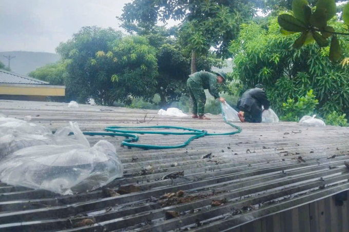 三人加固房屋防台风Kajiki时触电