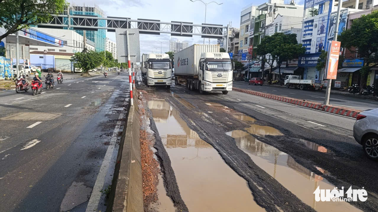 岘港市中心的主干道如同'犁过的田地'