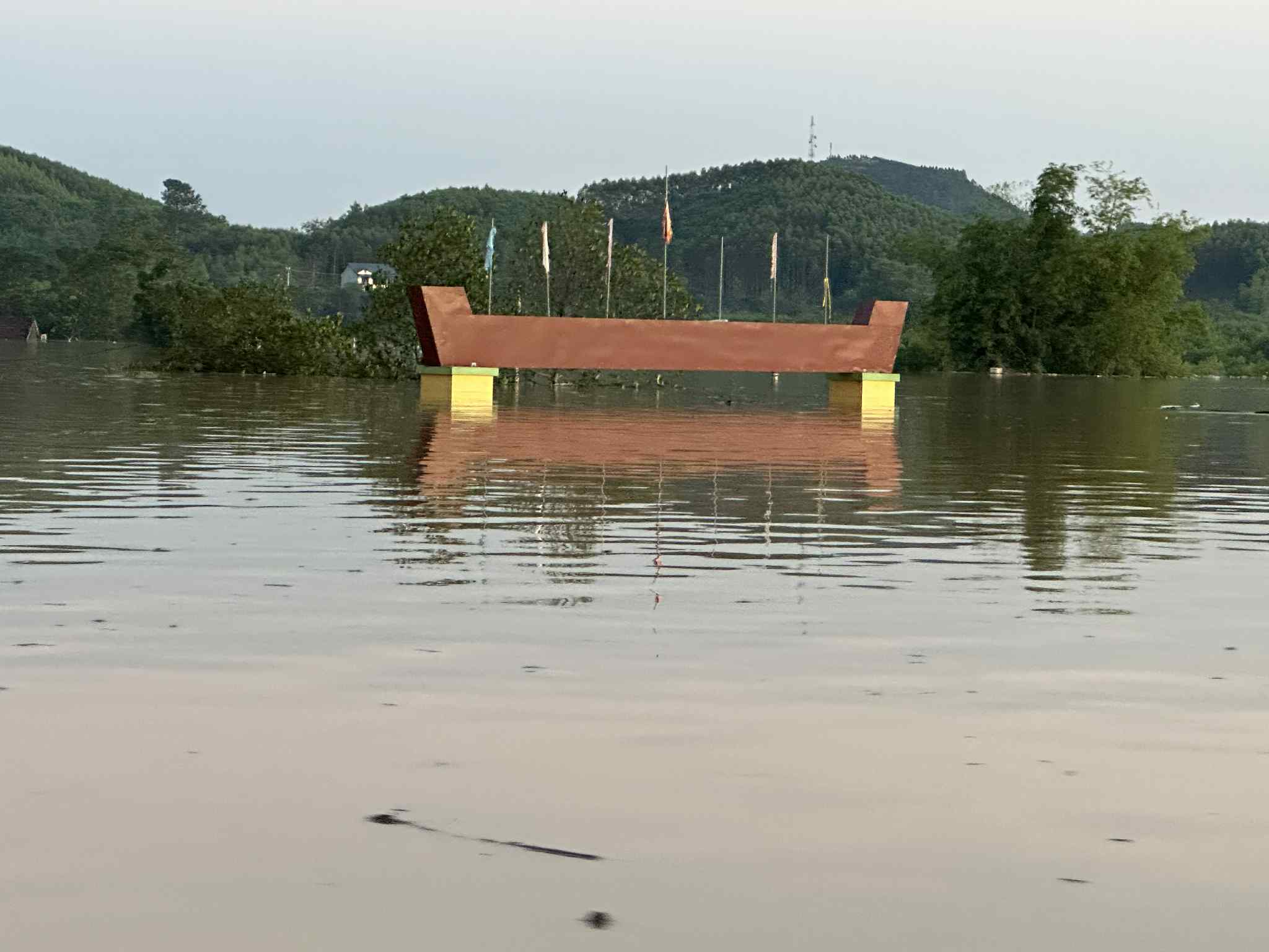 数千房屋在历史性洪水中被淹没的朗松全景