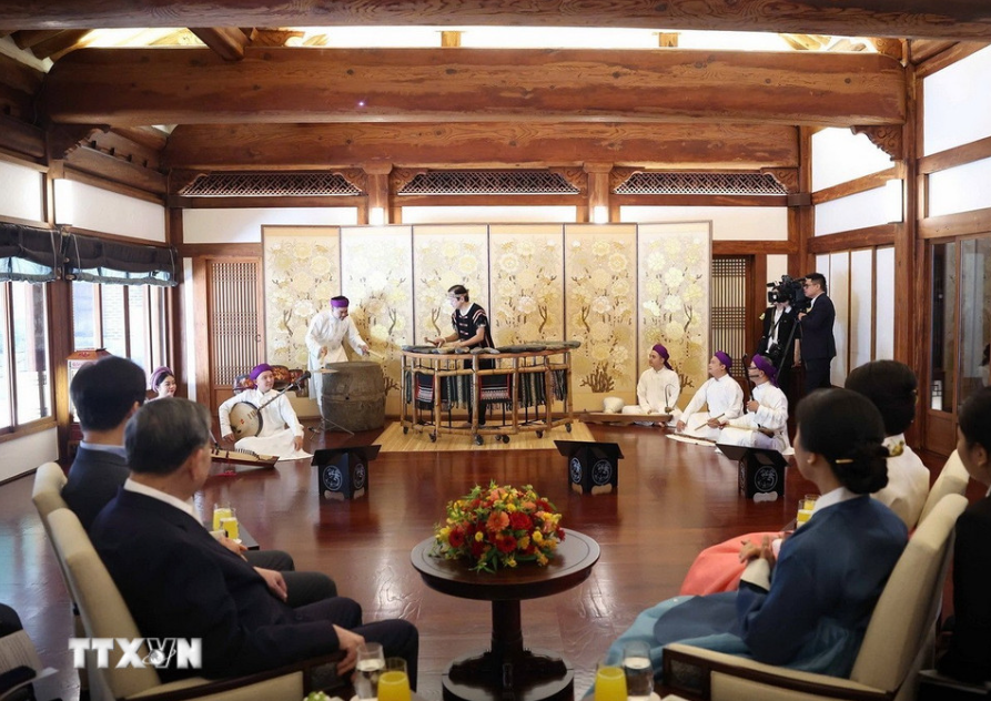 总书记苏林和夫人参加茶会，欣赏传统艺术
