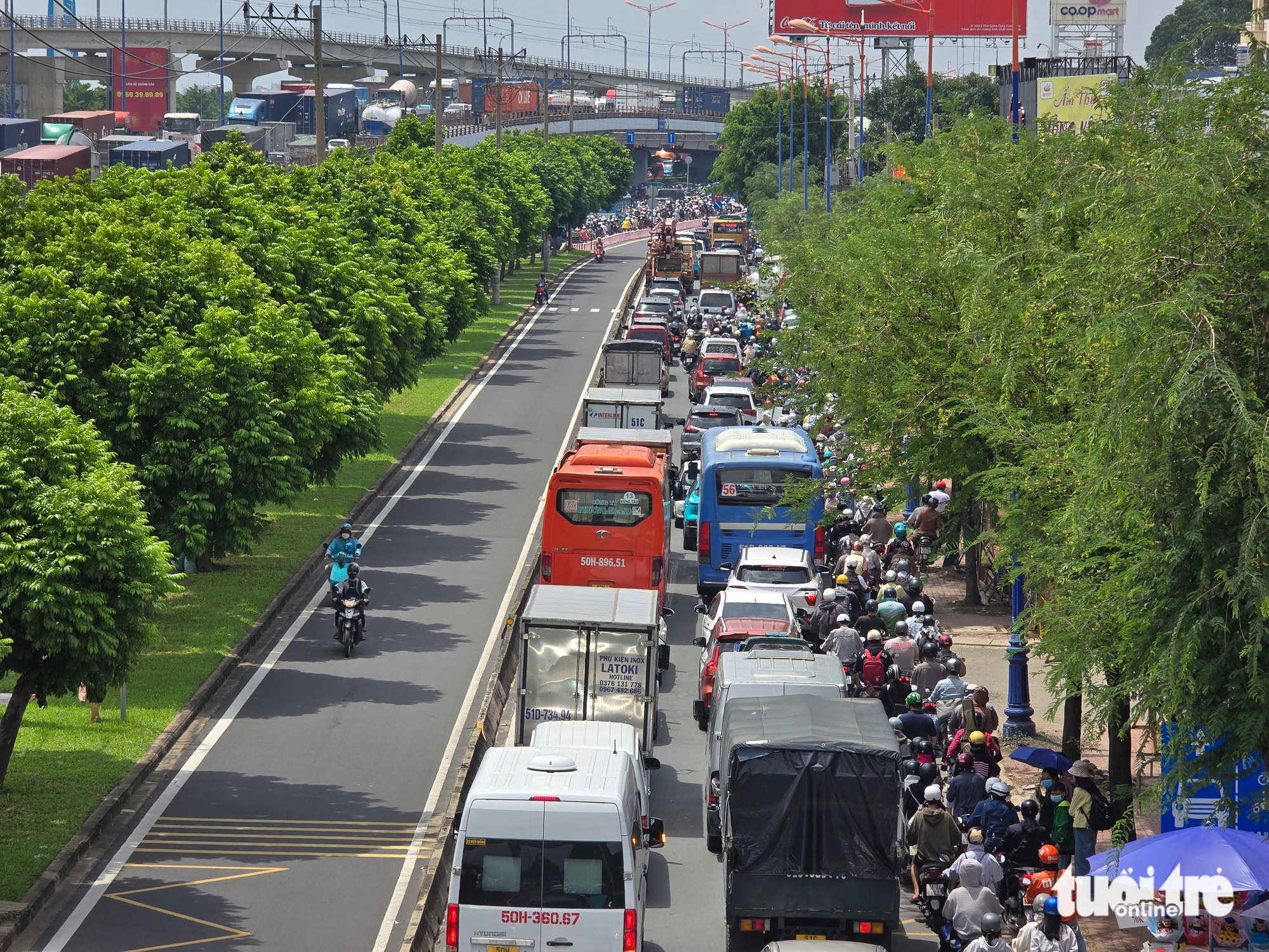 中午阳光下的守德十字路口四面堵车，原因何在？