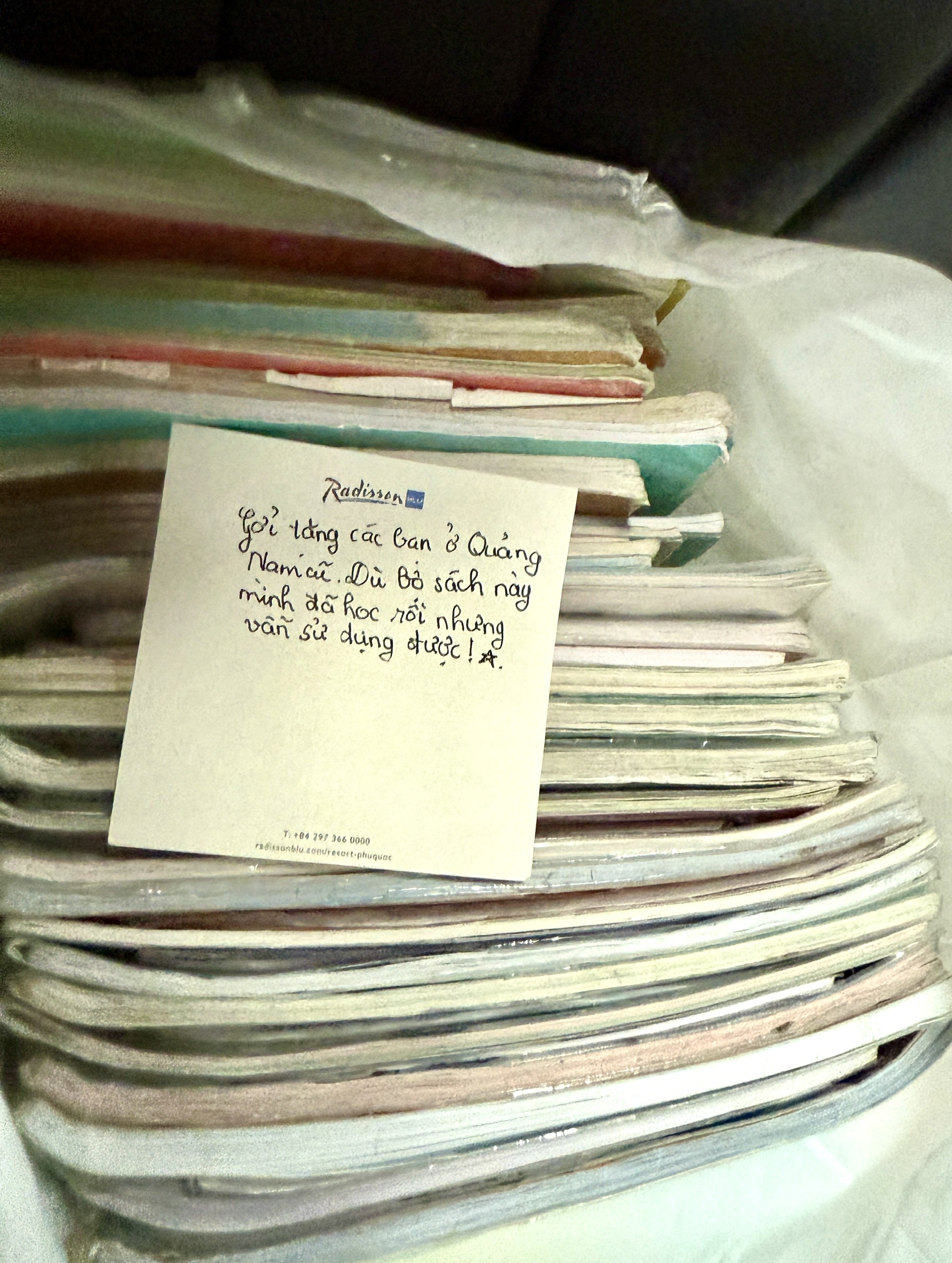 心疼师生，母子收集书本寄给洪水区学生