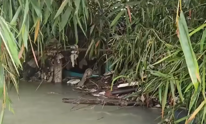 暴雨淹没地区居民的痛苦：摩托车和汽车被冲走