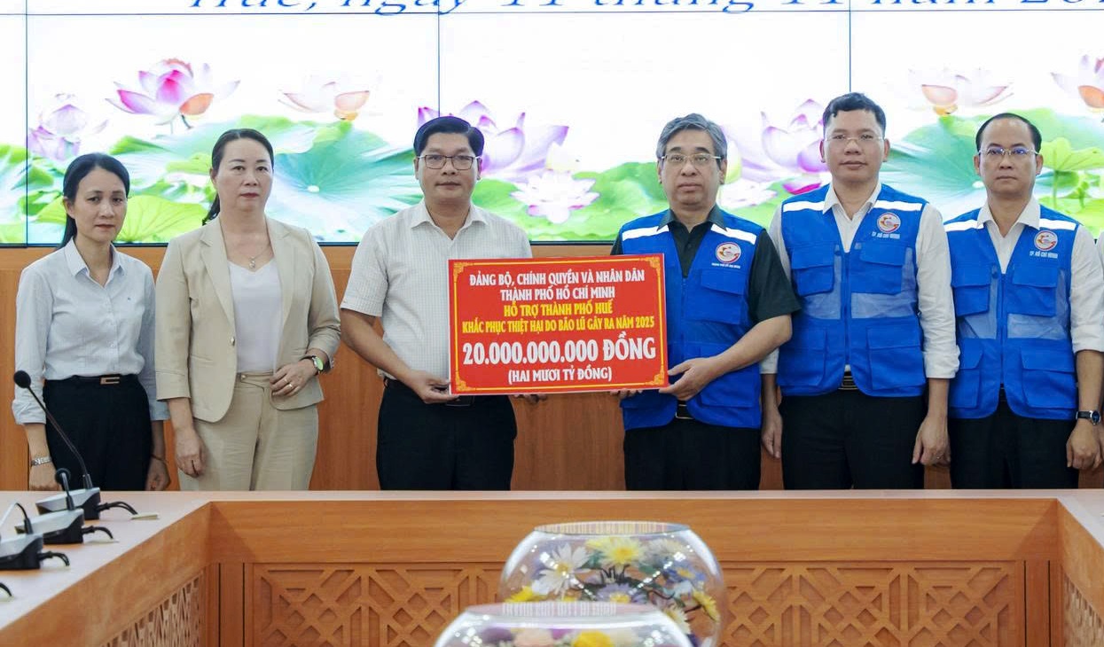 胡志明市援助200亿越南盾帮助顺化市人民克服洪涝灾害后果