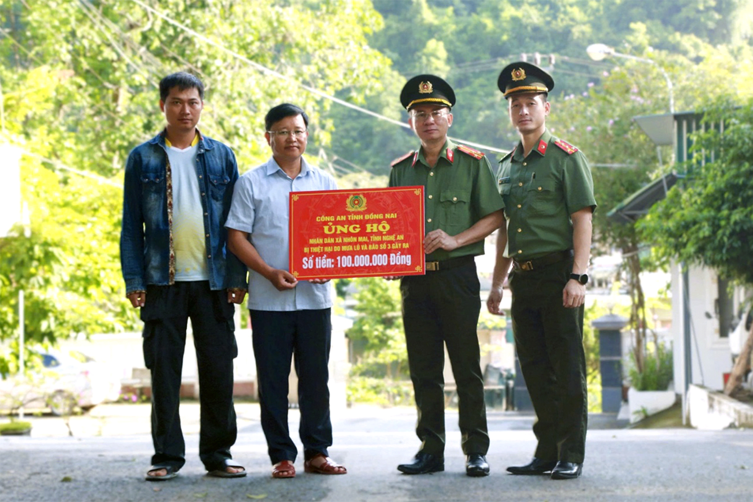 同奈省公安捐赠16亿越南盾支持受3号台风影响的同胞