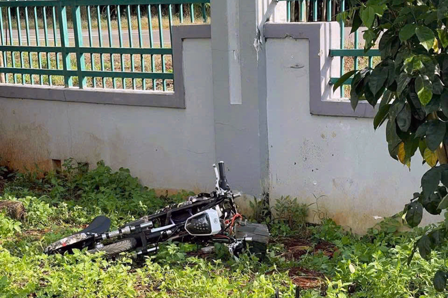 电动自行车撞上学校围墙，16岁男生死亡
