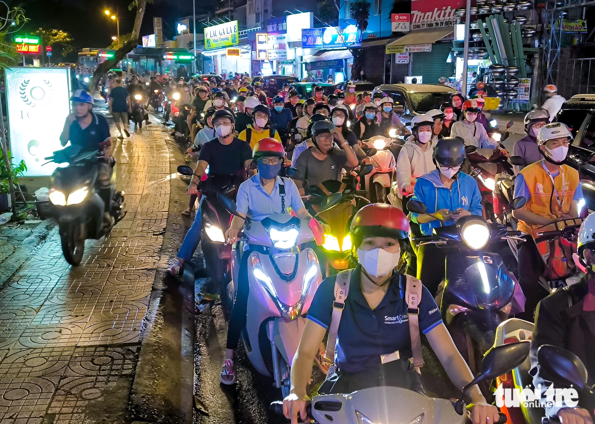Nơ Trang Long 路上的红灯'戏弄'了30分钟