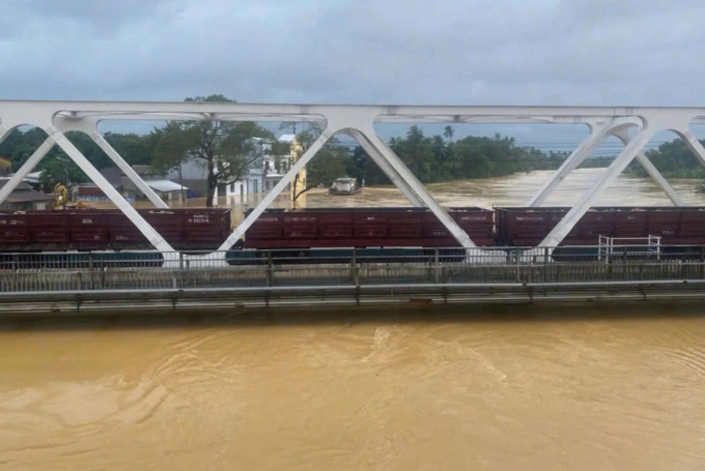 增加450吨列车以阻止洪水冲毁铁路桥