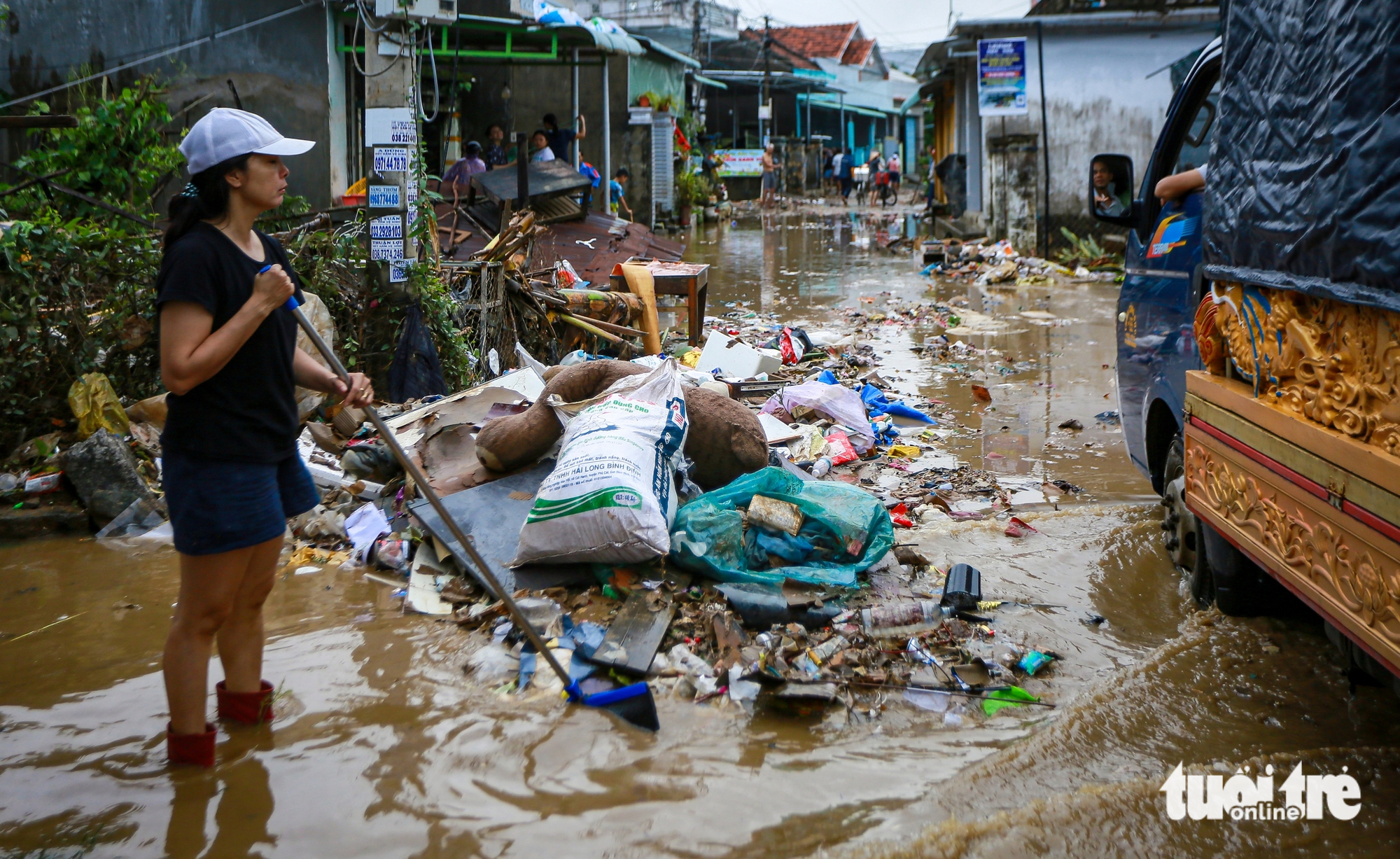 洪水逐渐退去，给富安旧洪区留下满目疮痍的景象