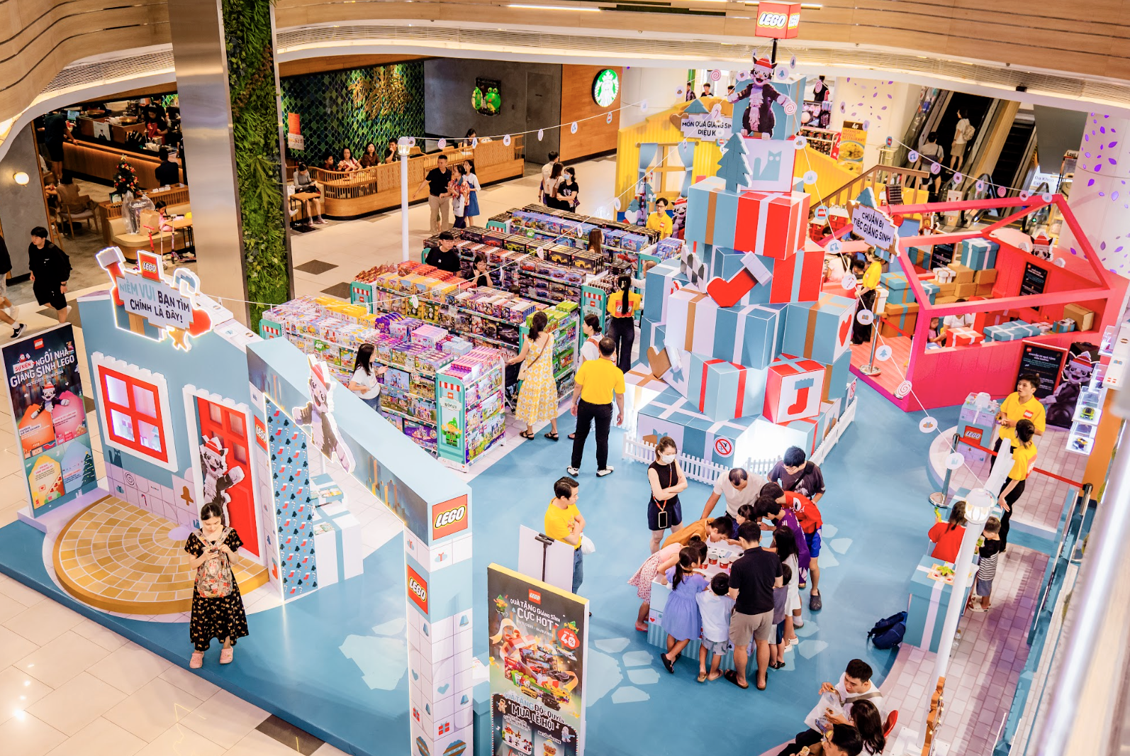 胡志明市巨型乐高圣诞树吸引游客